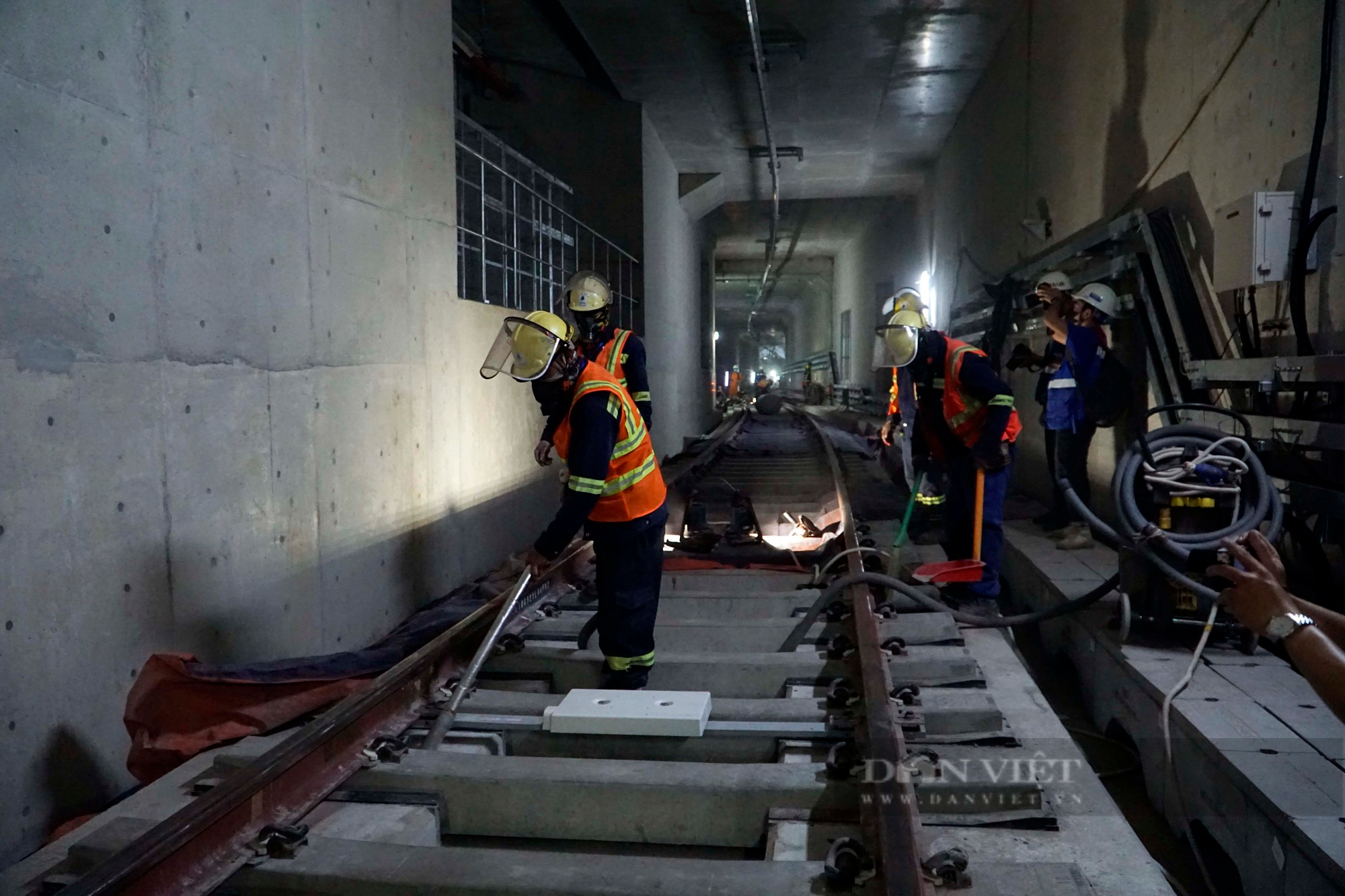 Công nhân tất bật thi công phần việc cuối cùng bên trong nhà ga Bến Thành của tuyến metro số 1  - Ảnh 8.