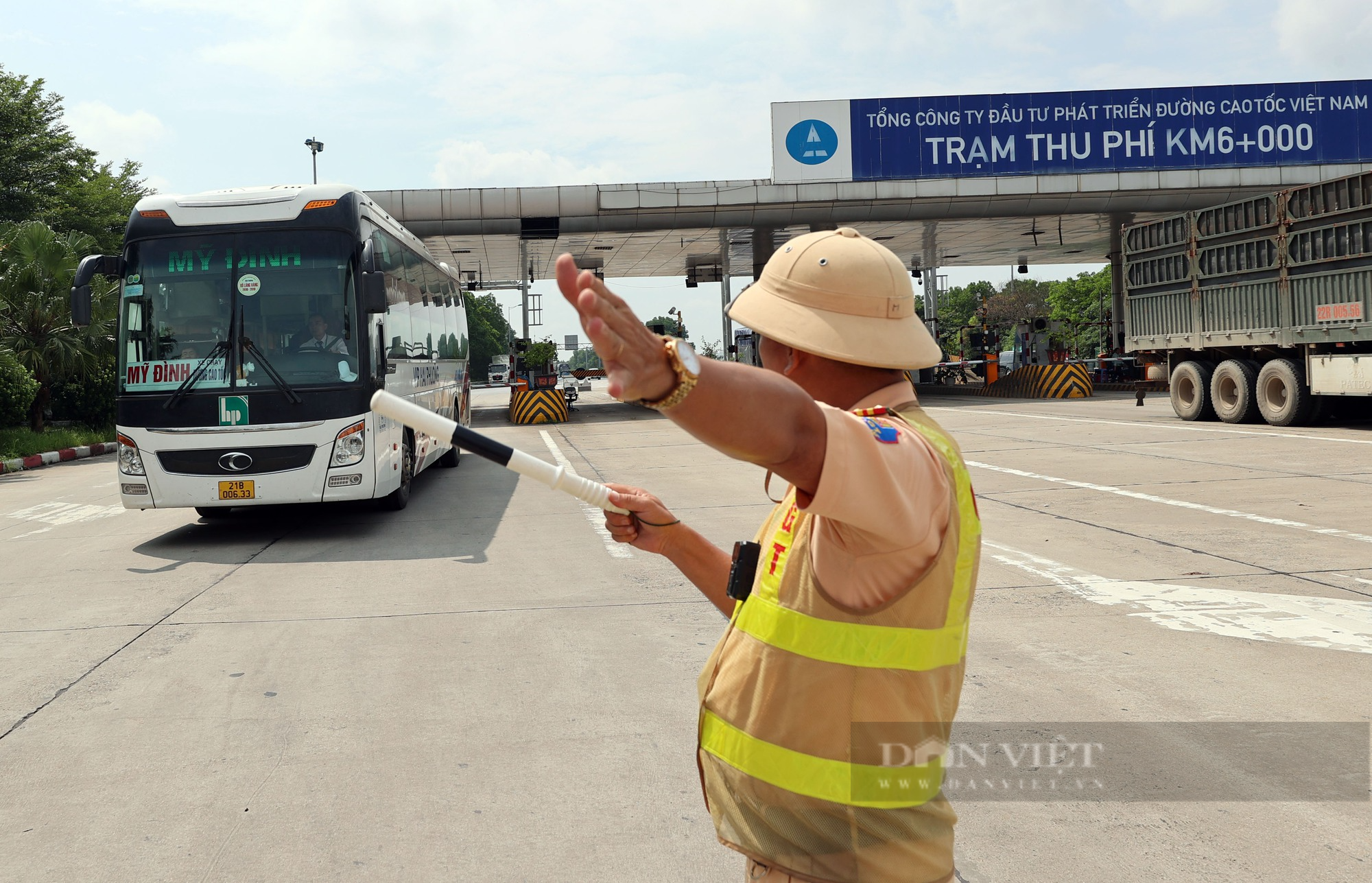 Hàng loạt xe khách vi phạm trên cao tốc Hà Nội - Lào Cai bị xử lý nghiêm - Ảnh 2.