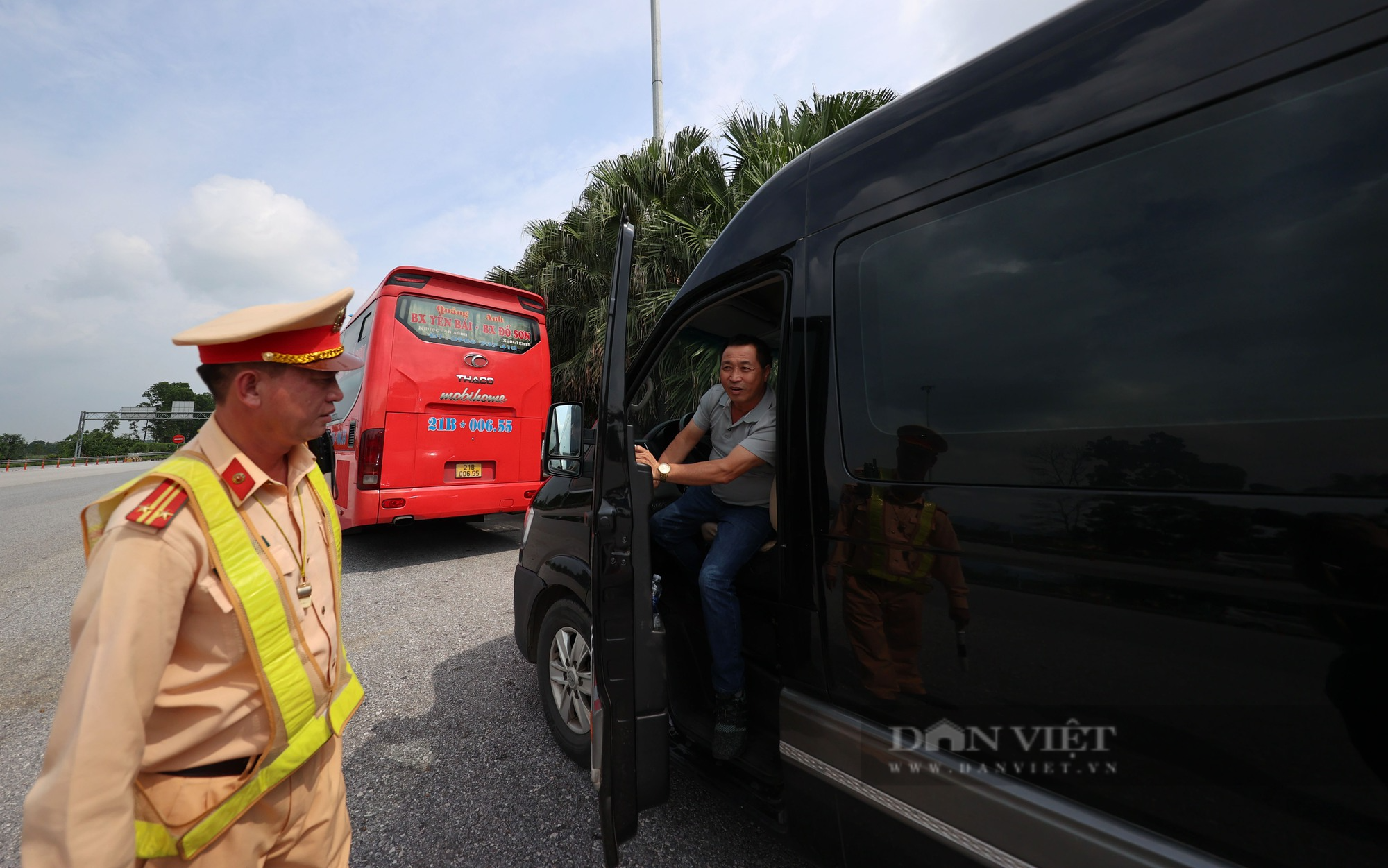 Hàng loạt xe khách vi phạm trên cao tốc Hà Nội - Lào Cai bị xử lý nghiêm - Ảnh 3.