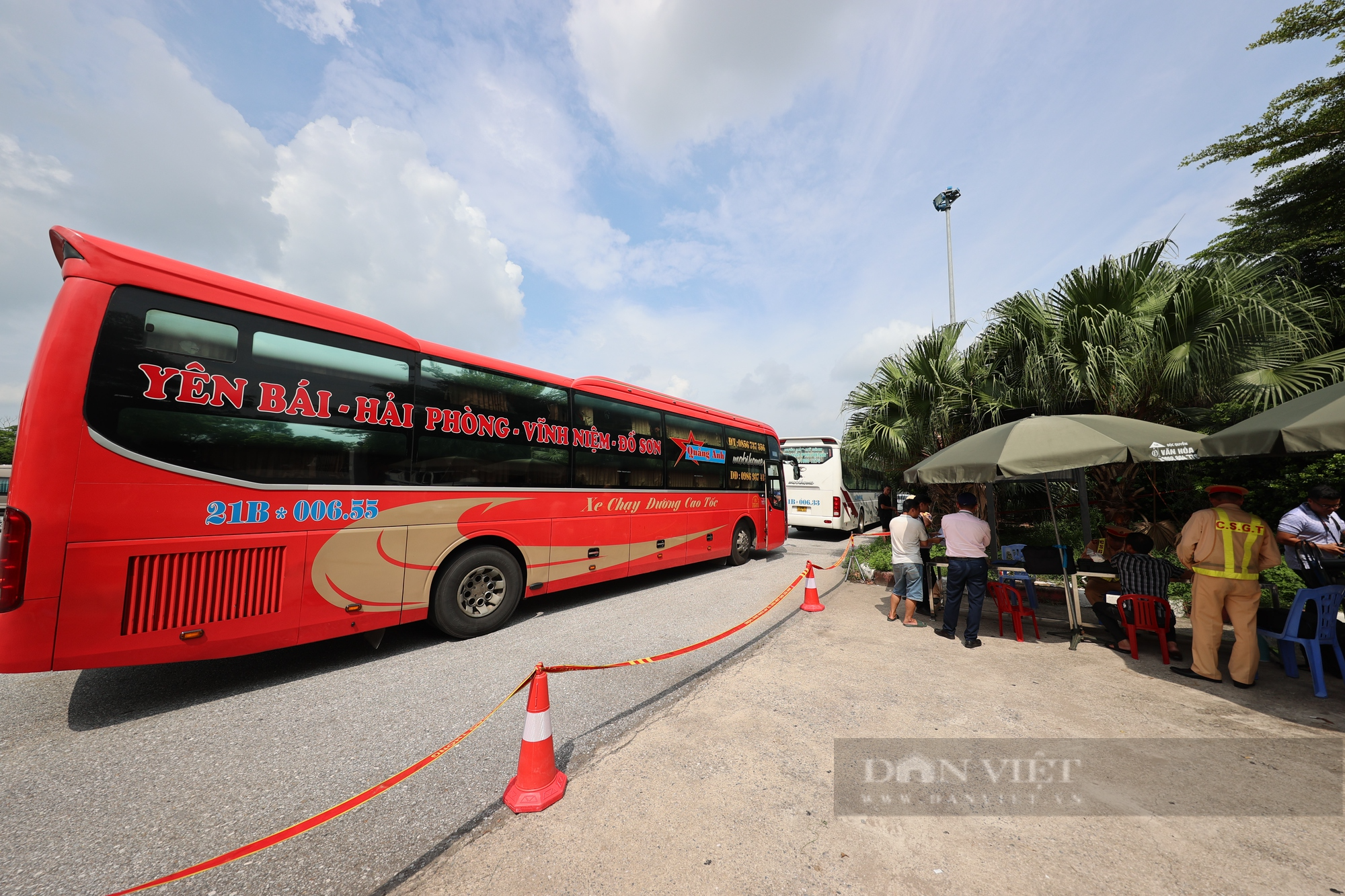 Hàng loạt xe khách vi phạm trên cao tốc Hà Nội - Lào Cai bị xử lý nghiêm - Ảnh 10.