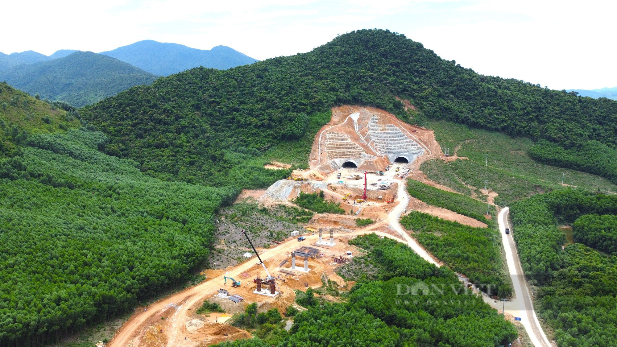 Hà Tĩnh: Cận cảnh công nhân khoét núi, đào hầm dài gần 1 km trên cao tốc - Ảnh 2.