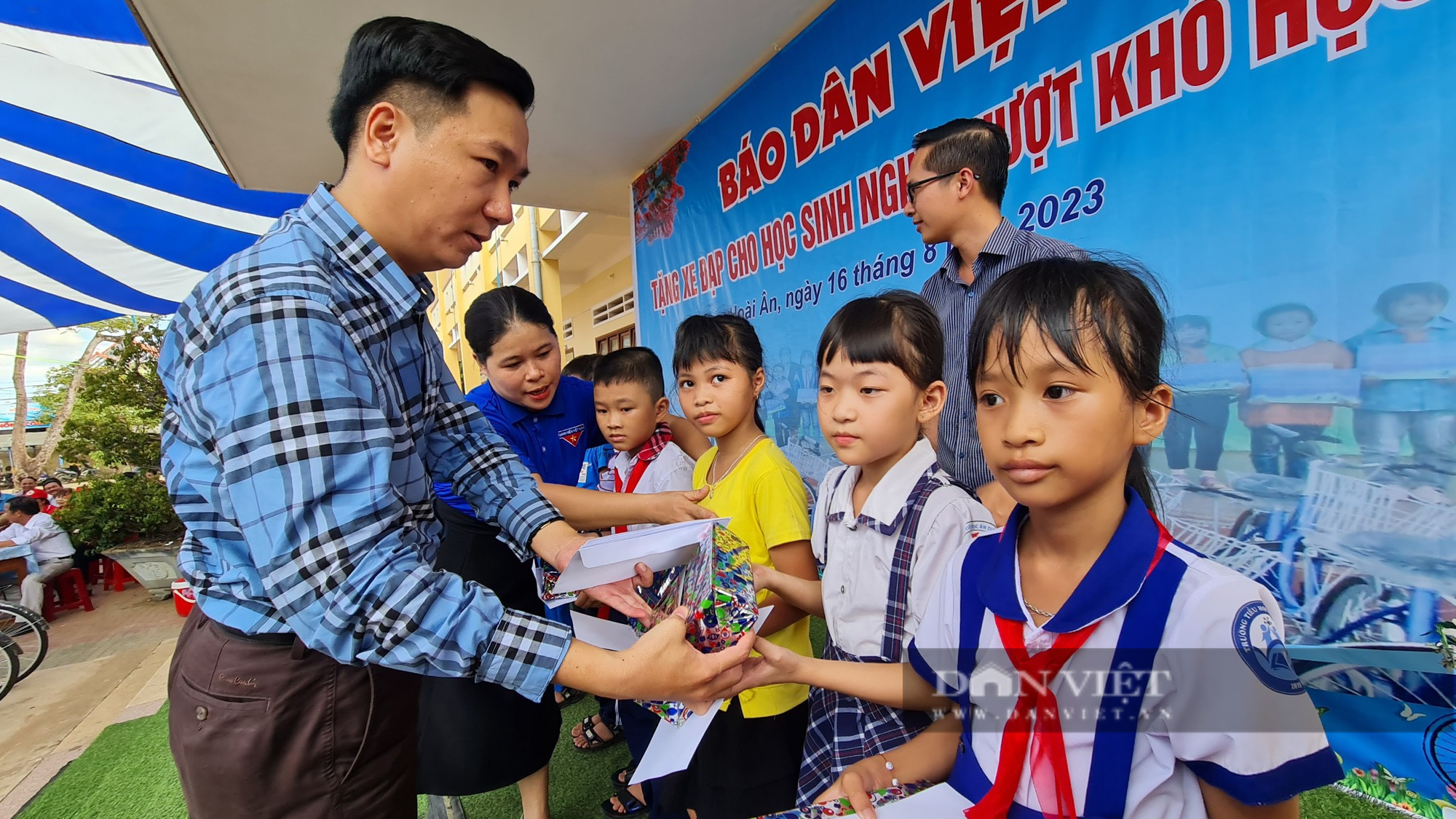 Báo Dân Việt trao học bổng, xe đạp cho học sinh nghèo vượt khó tại Bình Định - Ảnh 1.