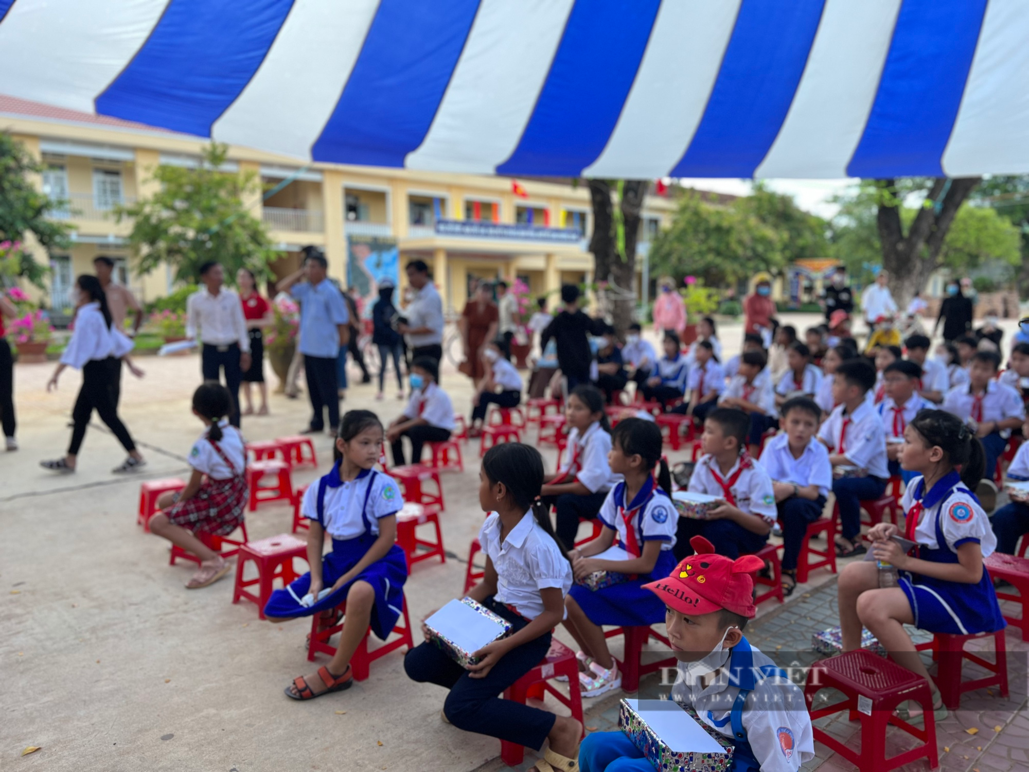 Báo Dân Việt trao học bổng, xe đạp cho học sinh nghèo vượt khó tại Bình Định - Ảnh 2.