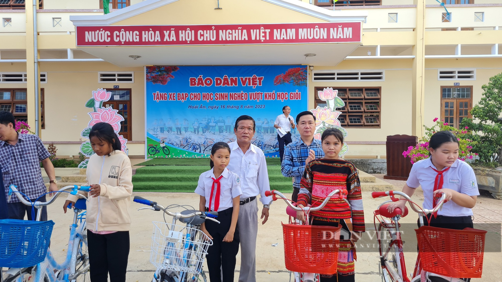 Báo Dân Việt trao học bổng, xe đạp cho học sinh nghèo vượt khó tại Bình Định - Ảnh 3.