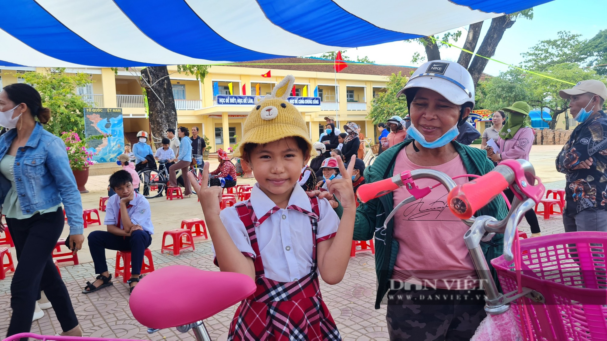 Báo Dân Việt trao học bổng, xe đạp cho học sinh nghèo vượt khó tại Bình Định - Ảnh 4.
