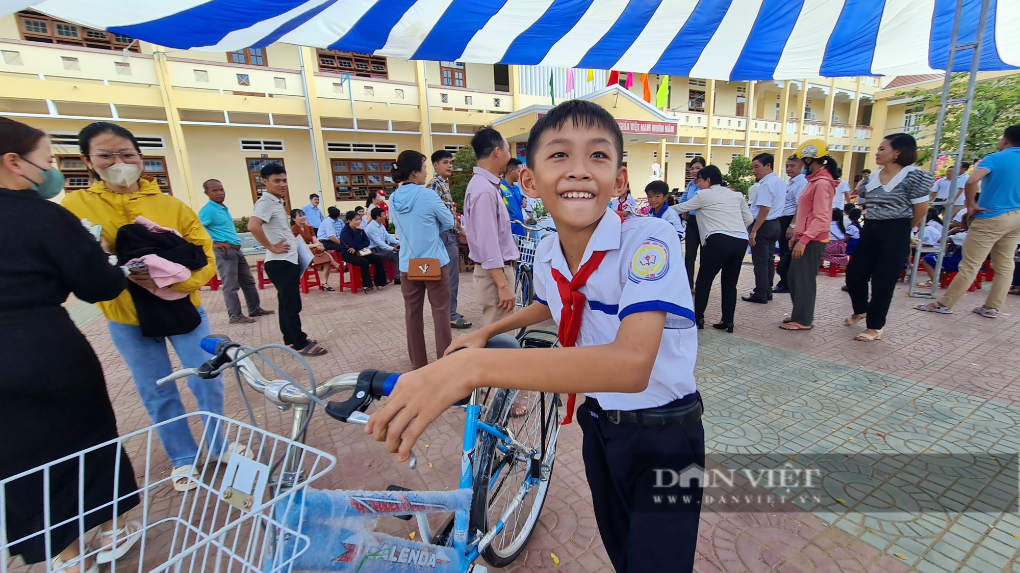 Báo Dân Việt trao học bổng, xe đạp cho học sinh nghèo vượt khó tại Bình Định - Ảnh 6.