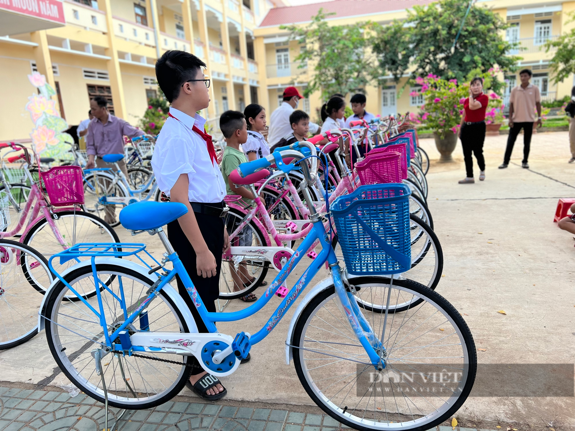 Báo Dân Việt trao học bổng, xe đạp cho học sinh nghèo vượt khó tại Bình Định - Ảnh 8.