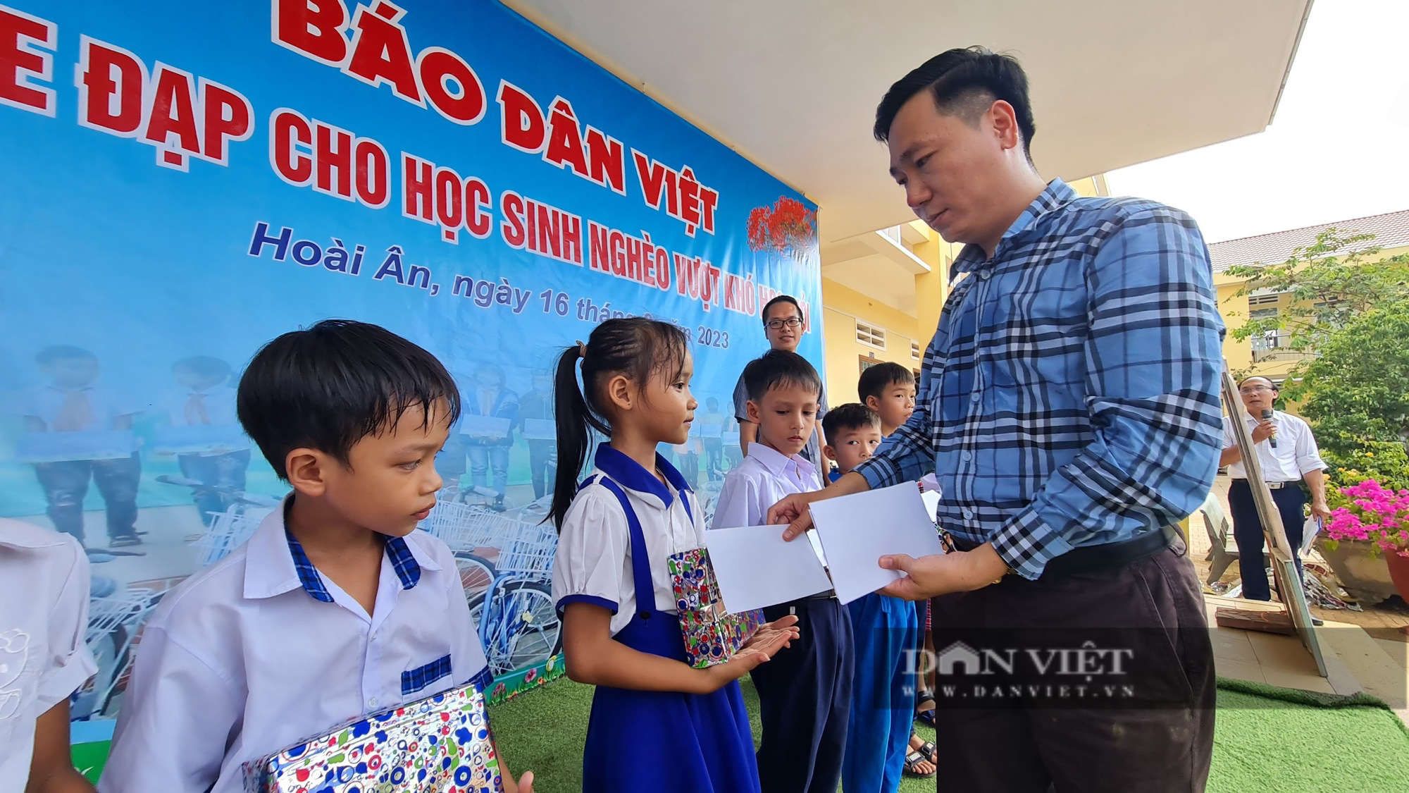Báo Dân Việt trao học bổng, xe đạp cho học sinh nghèo vượt khó tại Bình Định - Ảnh 9.