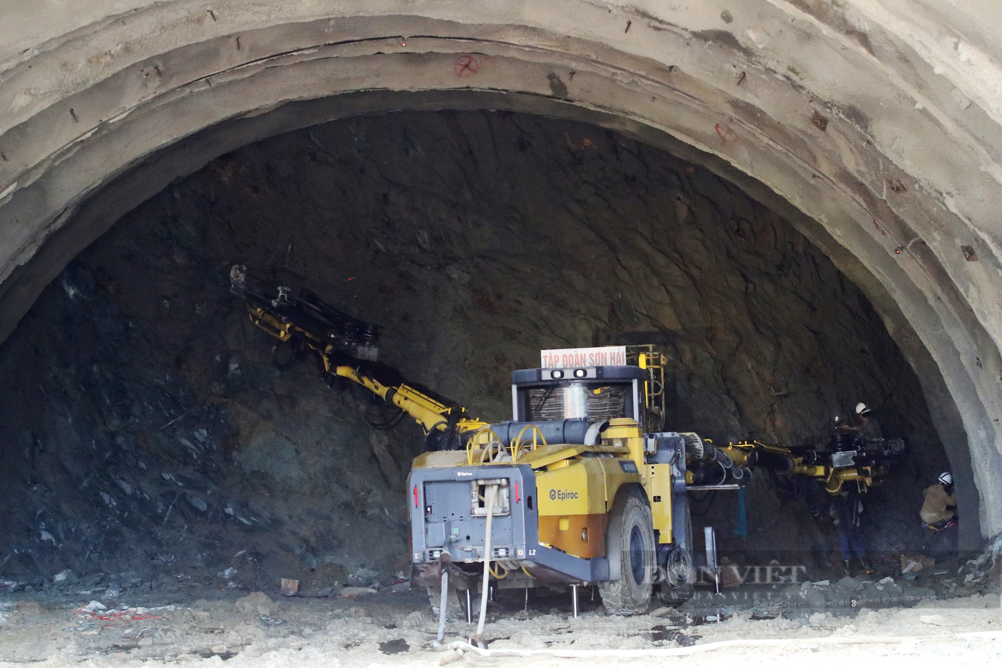 Hà Tĩnh: Cận cảnh công nhân khoét núi, đào hầm dài gần 1 km trên cao tốc - Ảnh 8.