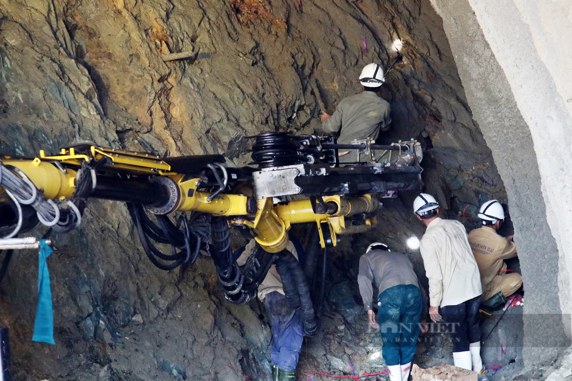 Hà Tĩnh: Cận cảnh công nhân khoét núi, đào hầm dài gần 1 km trên cao tốc - Ảnh 9.