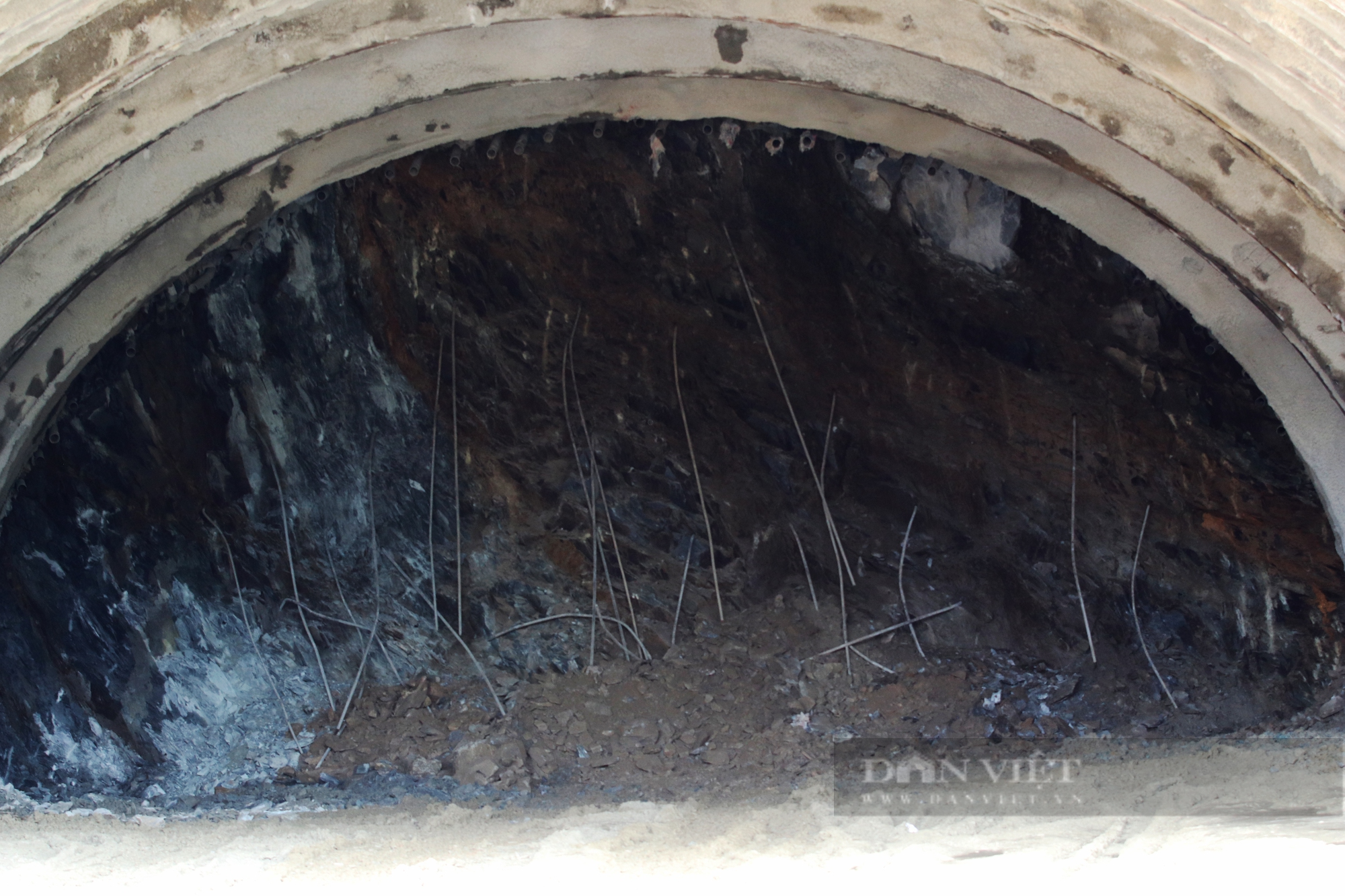 Hà Tĩnh: Cận cảnh công nhân khoét núi, đào hầm dài gần 1 km trên cao tốc - Ảnh 10.