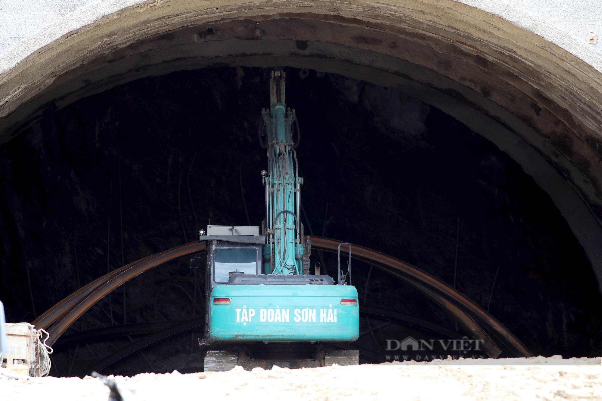 Hà Tĩnh: Cận cảnh công nhân khoét núi, đào hầm dài gần 1 km trên cao tốc - Ảnh 11.