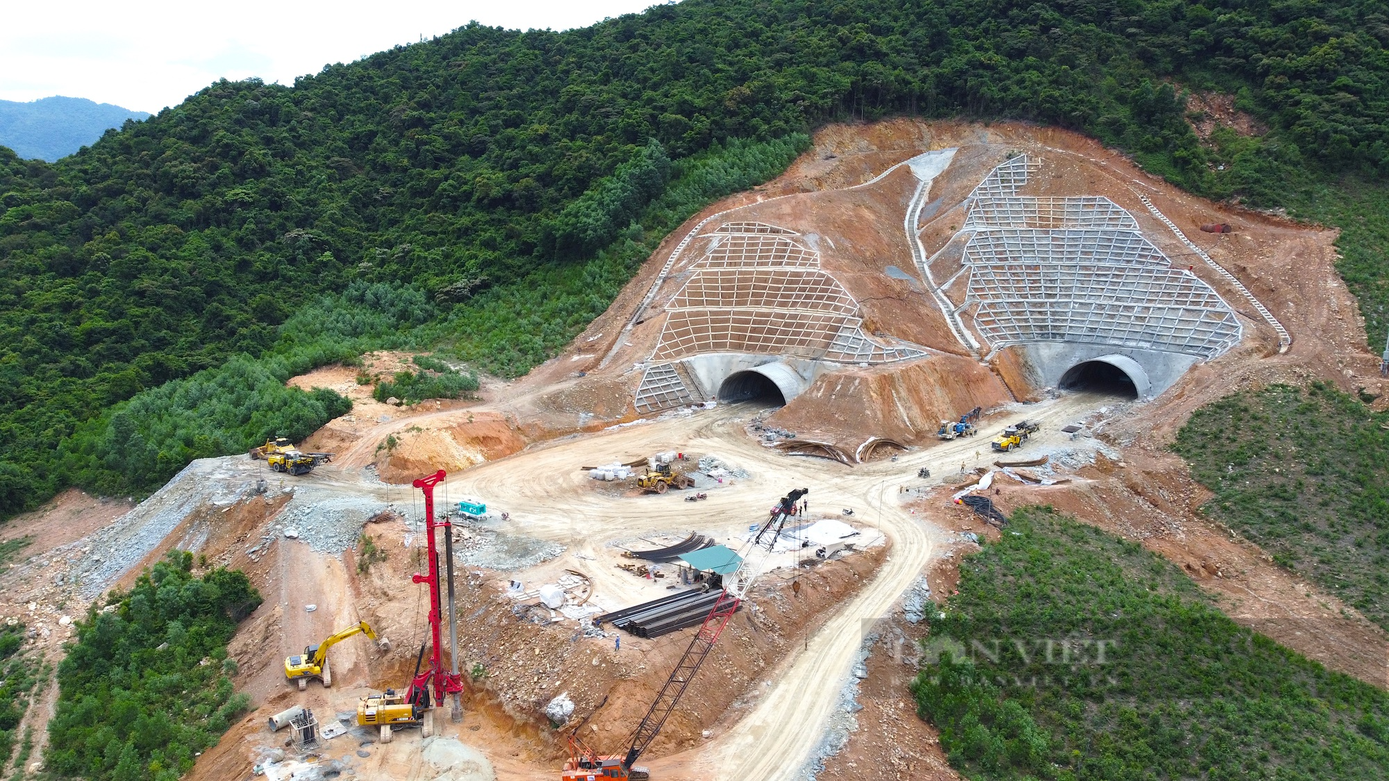 Hà Tĩnh: Cận cảnh công nhân khoét núi, đào hầm Đèo Bụt dài gần 1km trên cao tốc Bắc-Nam - Ảnh 3.