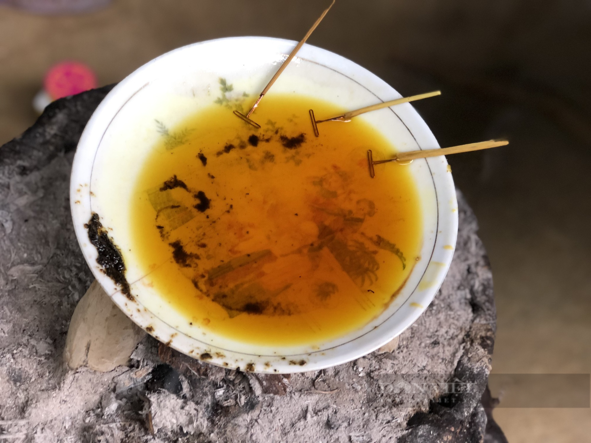 Vào vùng lõi Vườn Quốc gia Xuân Sơn xem in hoa văn lên vải bằng sáp ong đẹp mê li - Ảnh 6.