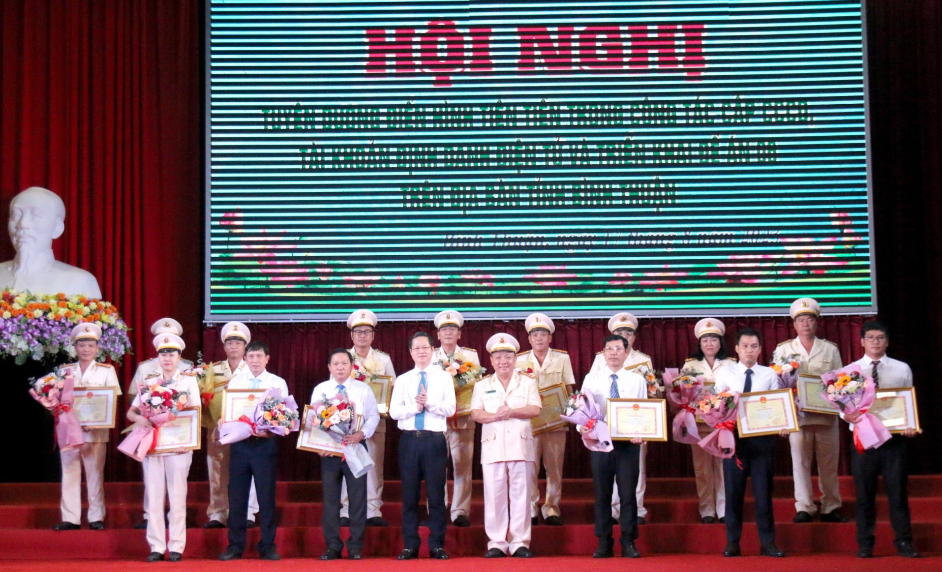 Bình Thuận: Tuyên dương, khen thưởng những điển hình tiên tiến trong triển khai Đề án 06 trên địa bàn tỉnh - Ảnh 1.