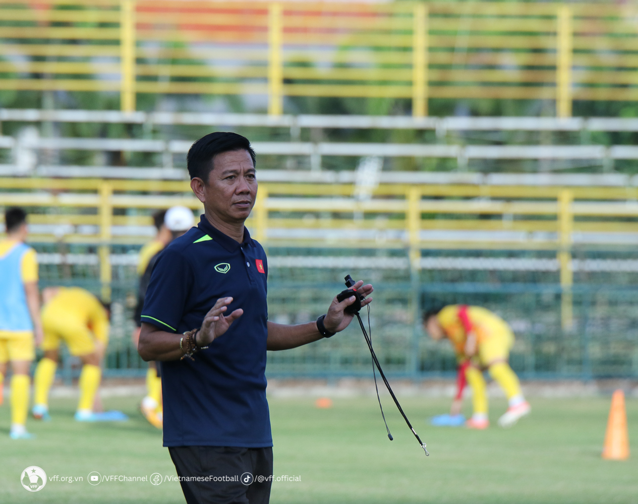 HLV Hoàng Anh Tuấn nổi giận, mời BTC vào cuộc khi U23 Việt Nam bị quay lén - Ảnh 1.