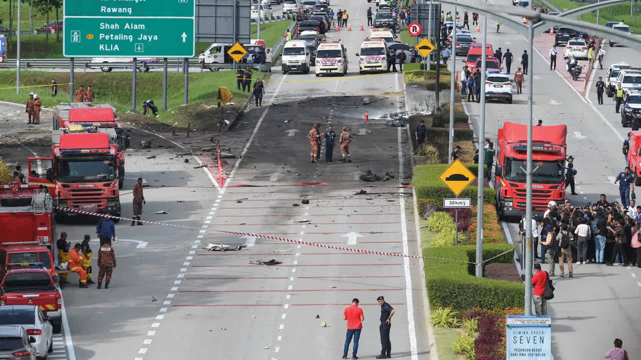 Máy bay Malaysia lao xuống đường cao tốc, nhiều người thiệt mạng - Ảnh 1.