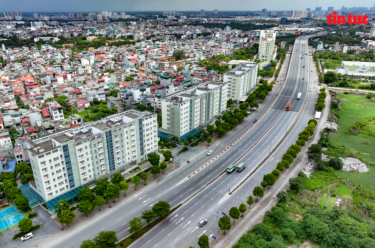 5 tòa chung cư giãn dân phố cổ Hà Nội xây xong hơn 11 năm không người ở - Ảnh 1.