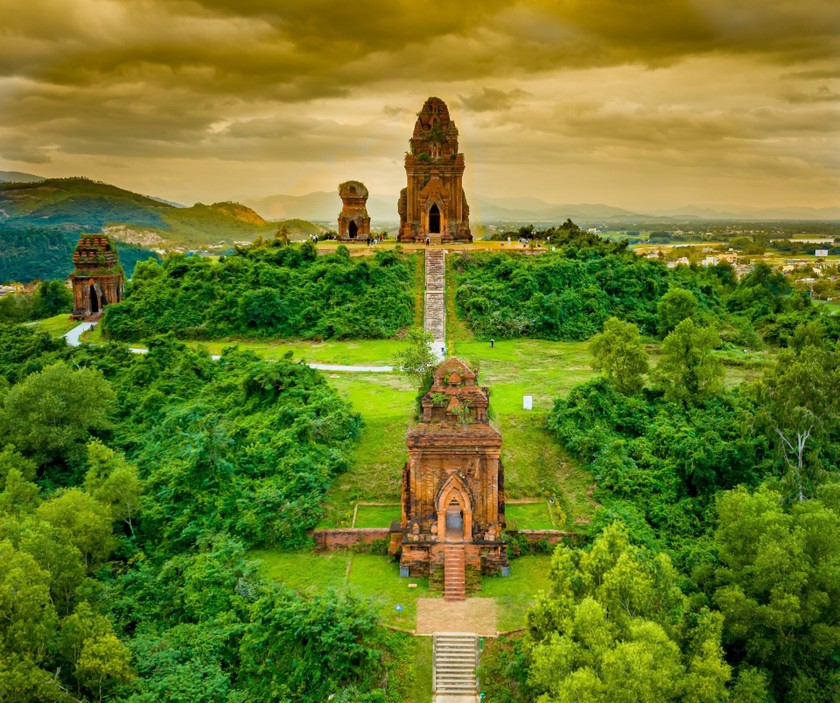 Hai tháp Champa độc lạ ở Bình Định,  có tượng chim thần Garuda, tạp chủng đầu voi mình sư tử - Ảnh 4.