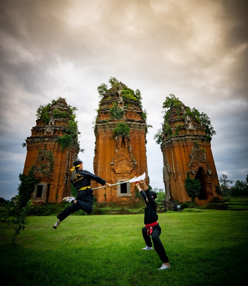 Hai tháp Champa độc lạ ở Bình Định,  có tượng chim thần Garuda, tạp chủng đầu voi mình sư tử - Ảnh 6.