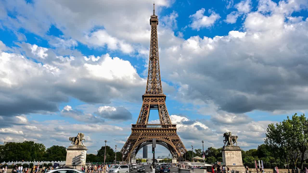 Du khách nhảy từ đỉnh Tháp Eiffel xuống đất - Ảnh 1.
