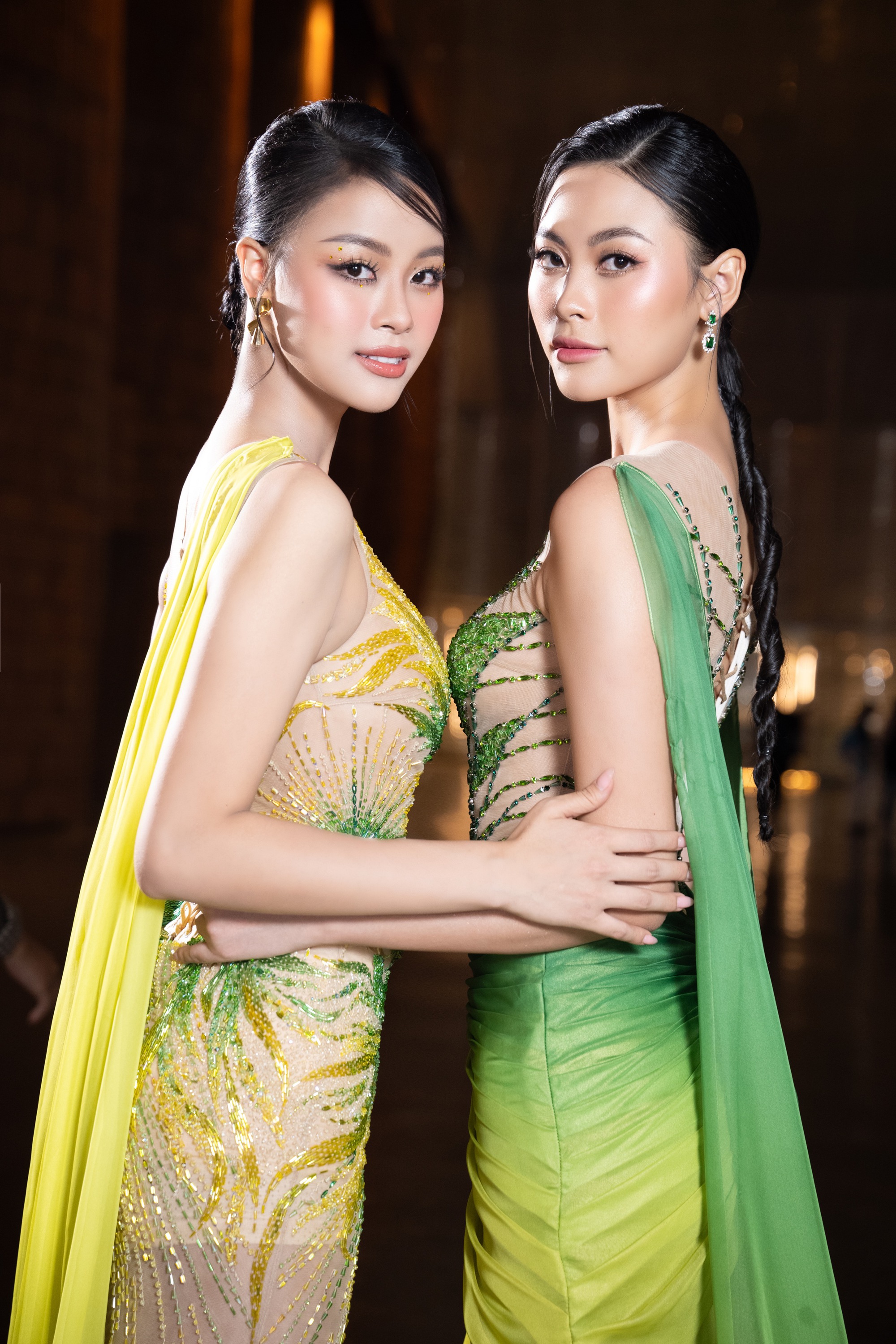 Á hậu Đào Hiền và chị gái Đào Hà gây ấn tượng trên sàn diễn thời trang - Ảnh 1.