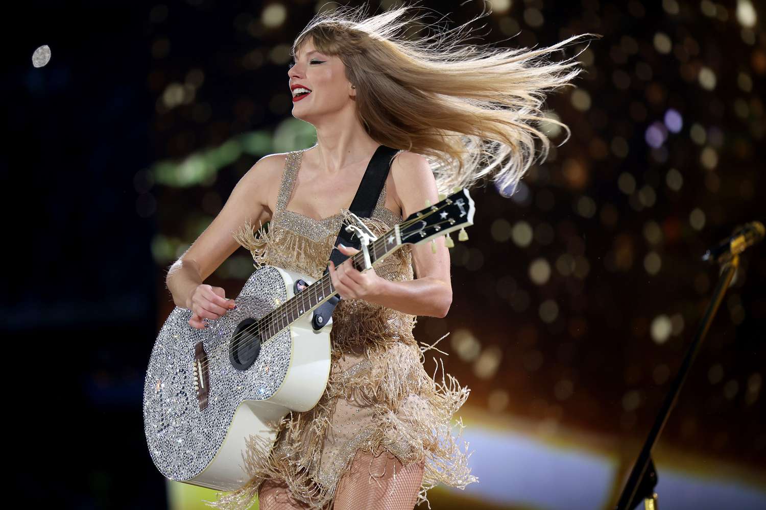 Taylor Swift thu về hơn 2 tỷ USD nhờ vào lưu diễn - Ảnh 1.