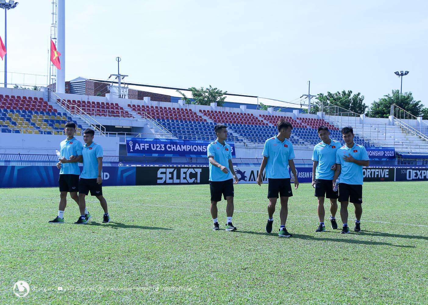 ĐT U23 Việt Nam làm quen với không gian thi đấu của sân Rayong Provincial - Ảnh 1.