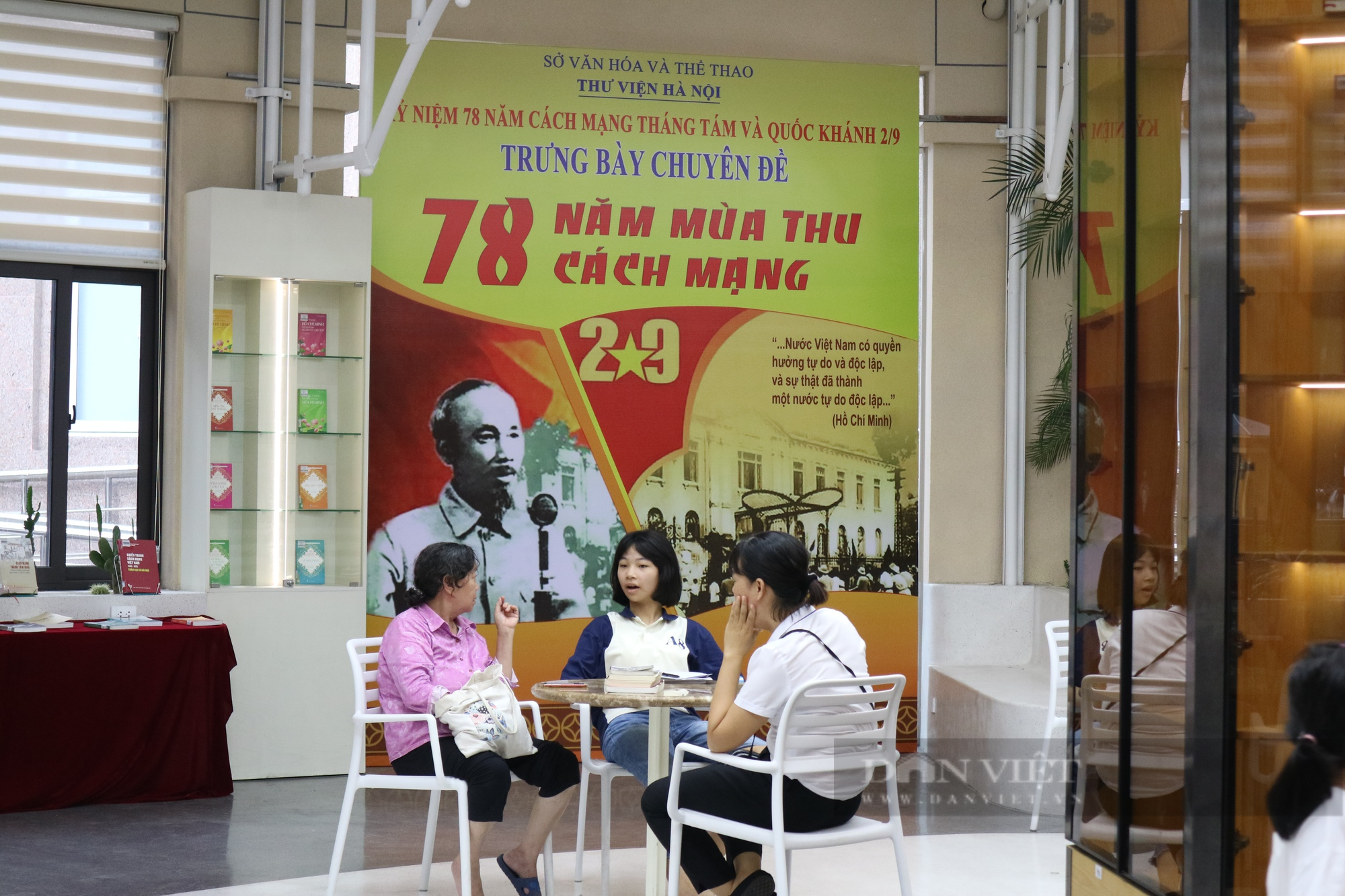 Tìm lại hồi ức &quot;78 năm mùa thu cách mạng&quot; tại Thư viện Hà Nội - Ảnh 8.