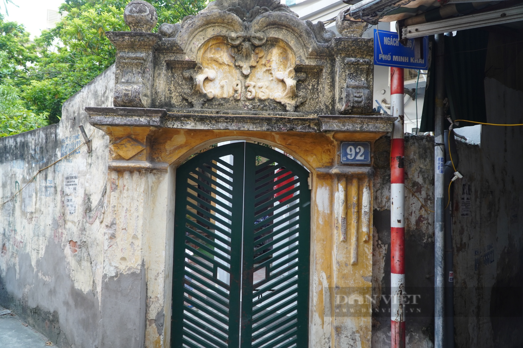 Chiếc cổng nhà 90 năm tuổi &quot;gồng mình&quot; tồn tại giữa trung tâm Hà Nội - Ảnh 1.