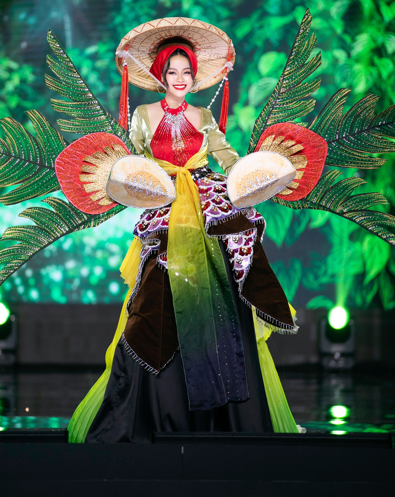 Phần thi trang phục dân tộc Miss Grand Vietnam 2023: Đỗ Thị Hà, Á hậu Đào Thị Hiền nổi bật nhất? - Ảnh 7.