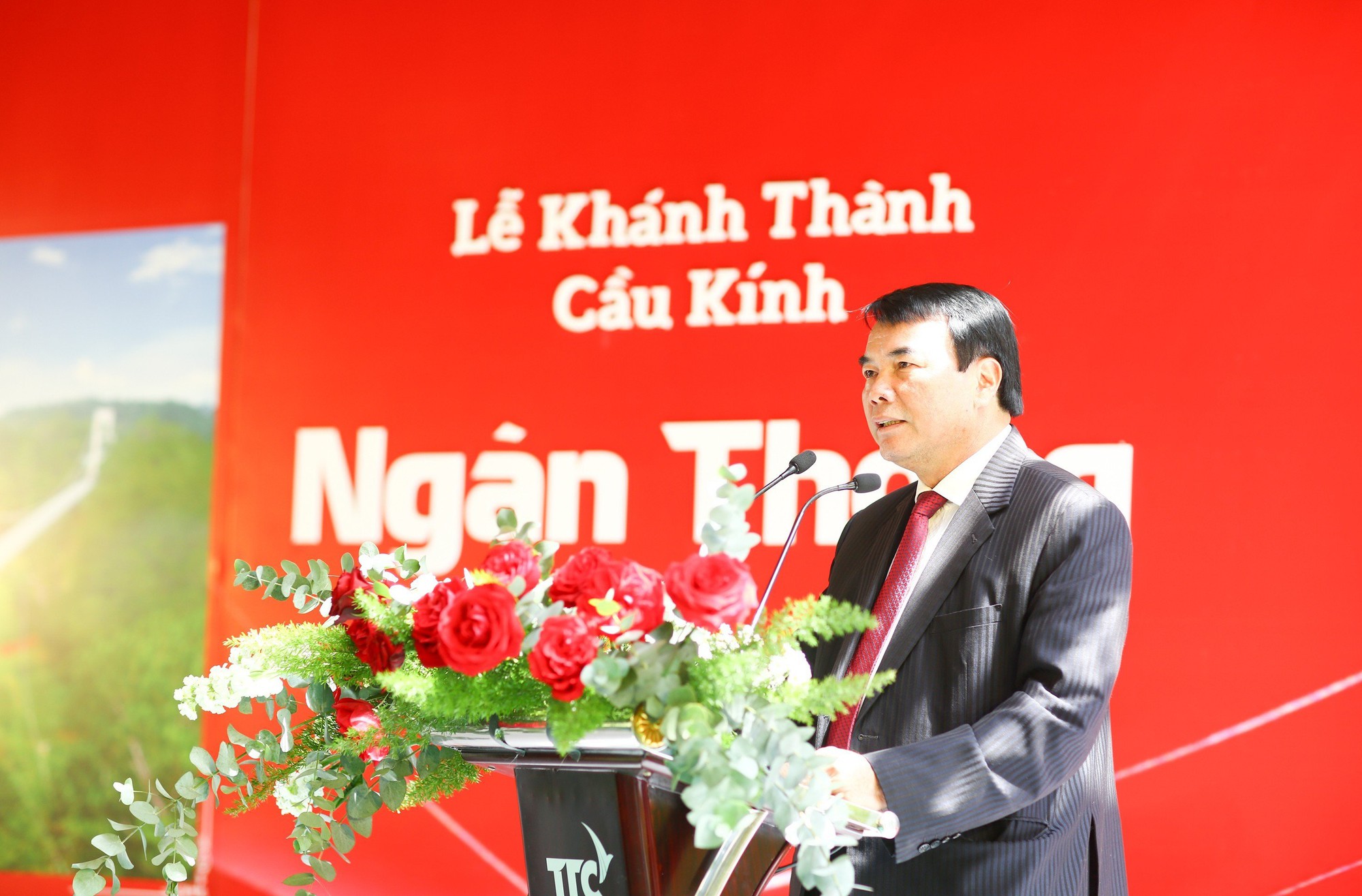 Hàng trăm du khách thích thú trải nghiệm cầu đáy kính 7D đầu tiên khu vực Miền Trung – Tây Nguyên - Ảnh 4.