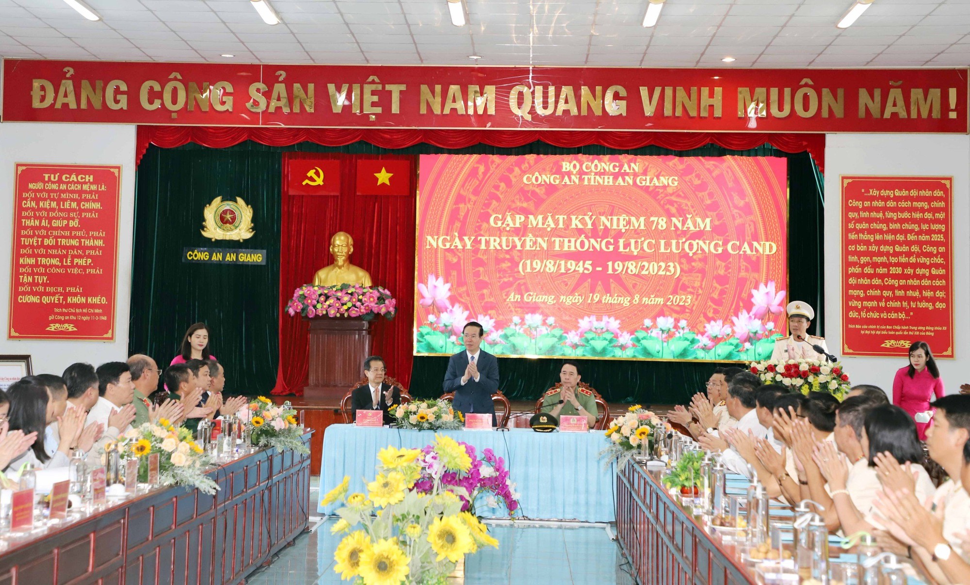 Chủ tịch nước Võ Văn Thưởng thăm, làm việc tại Công an tỉnh An Giang - Ảnh 2.