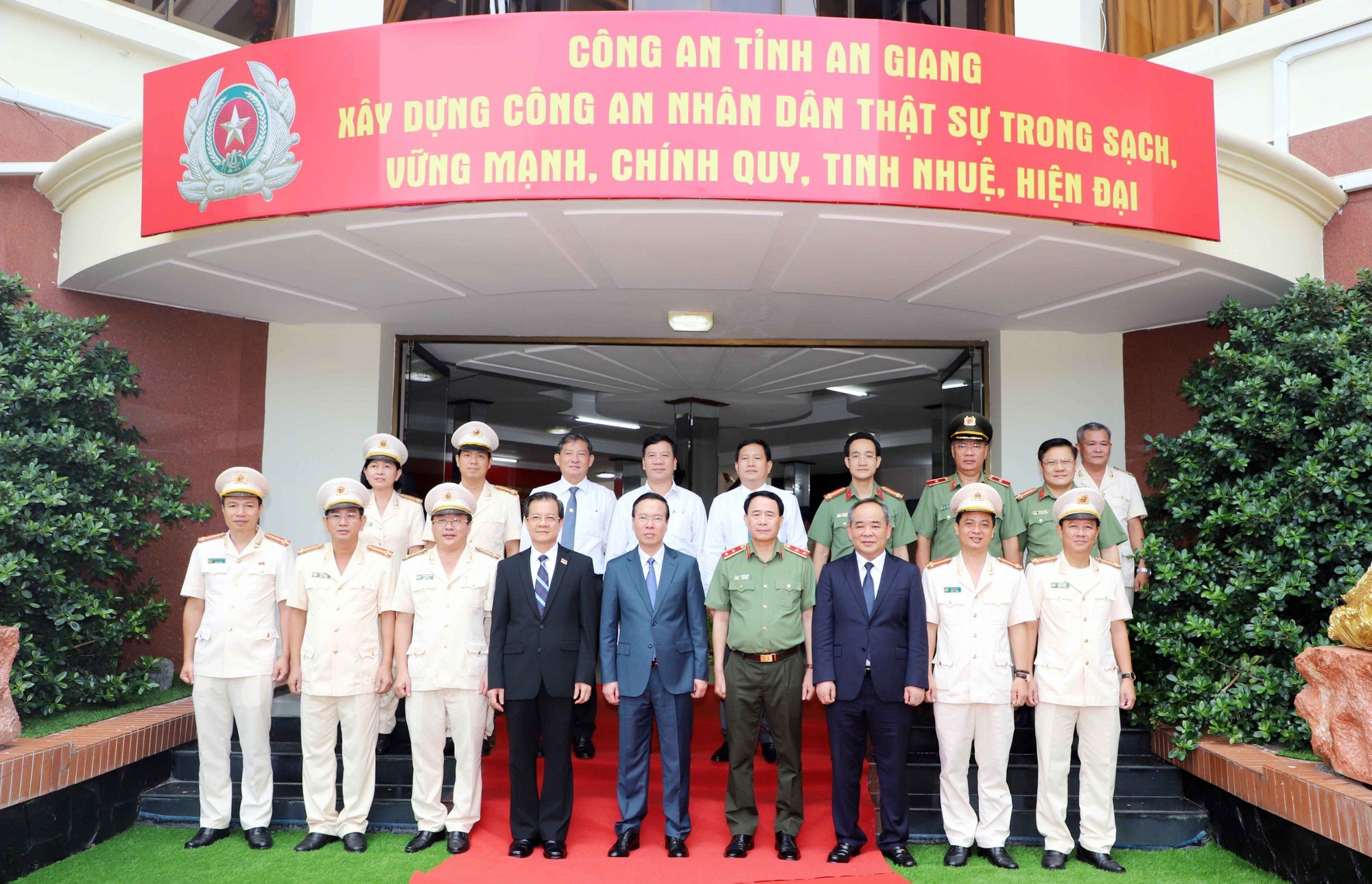 Chủ tịch nước Võ Văn Thưởng thăm, làm việc tại Công an tỉnh An Giang - Ảnh 6.