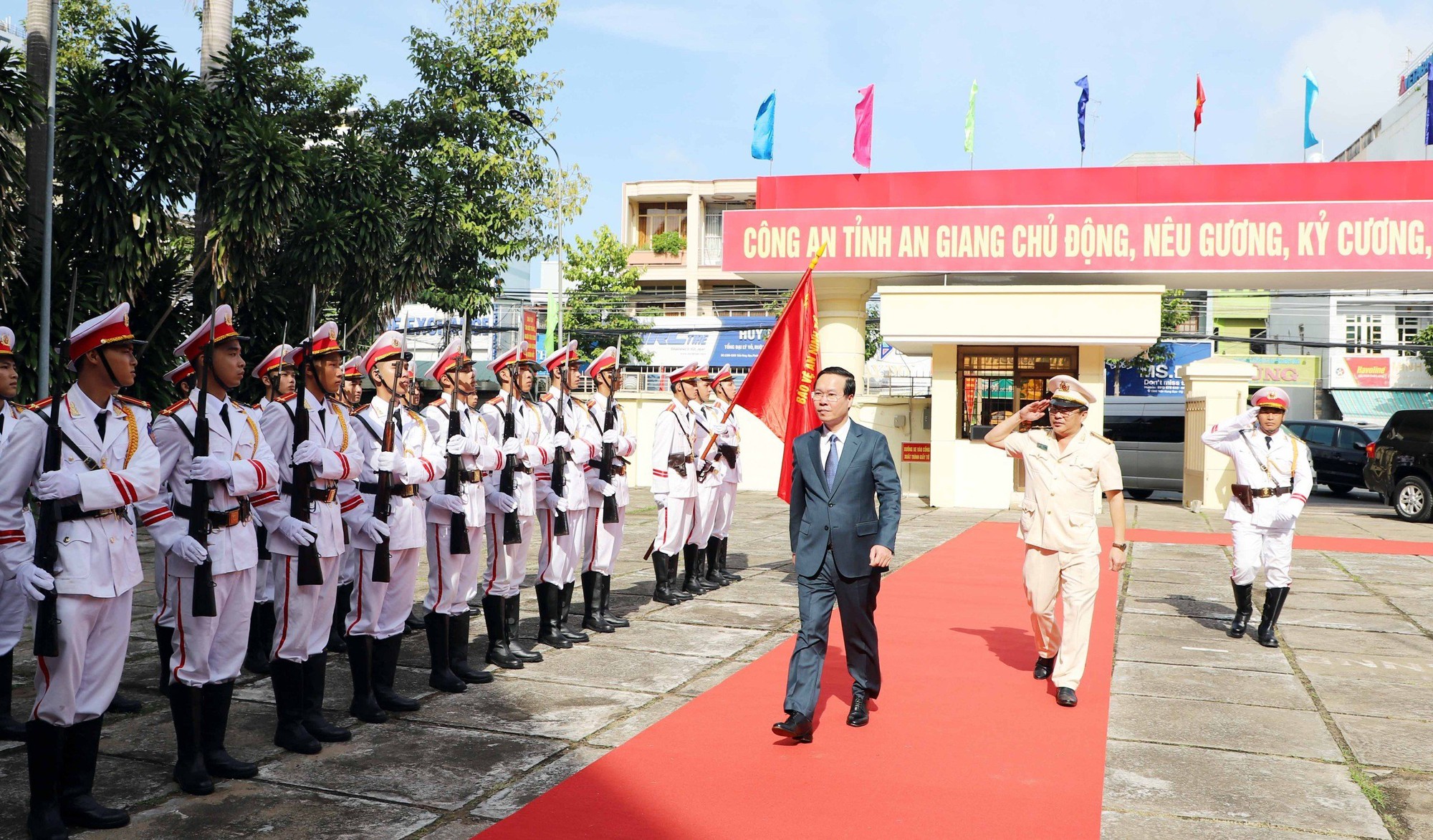 Chủ tịch nước Võ Văn Thưởng thăm, làm việc tại Công an tỉnh An Giang - Ảnh 1.