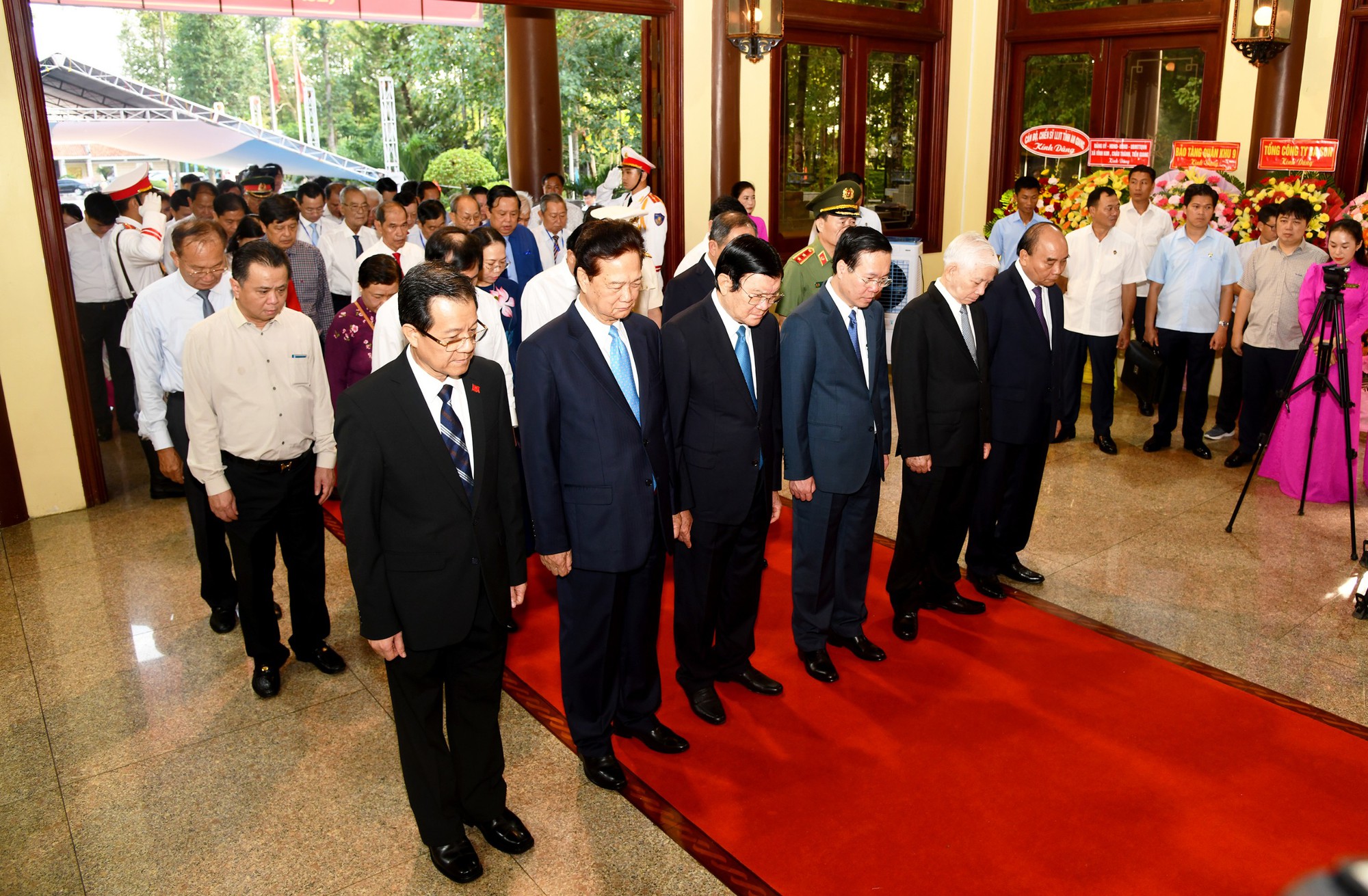 Chủ tịch nước Võ Văn Thưởng viếng, dâng hương tại đền thờ Chủ tịch Tôn Đức Thắng - Ảnh 1.