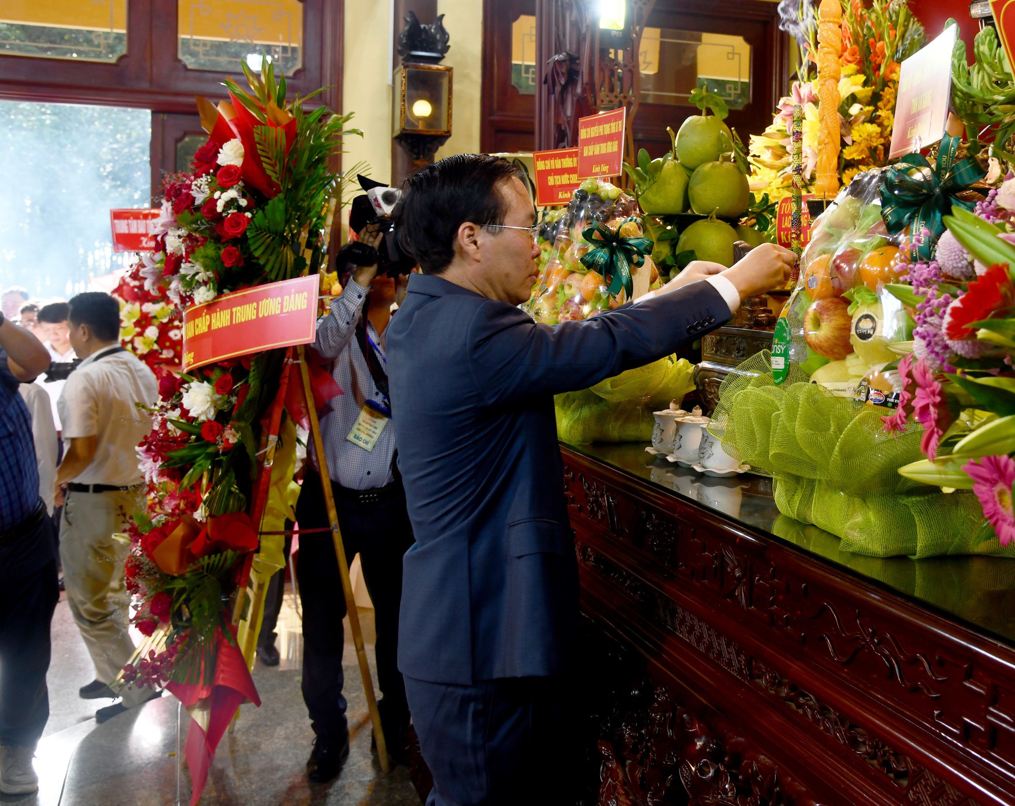 Chủ tịch nước Võ Văn Thưởng viếng, dâng hương tại đền thờ Chủ tịch Tôn Đức Thắng - Ảnh 2.