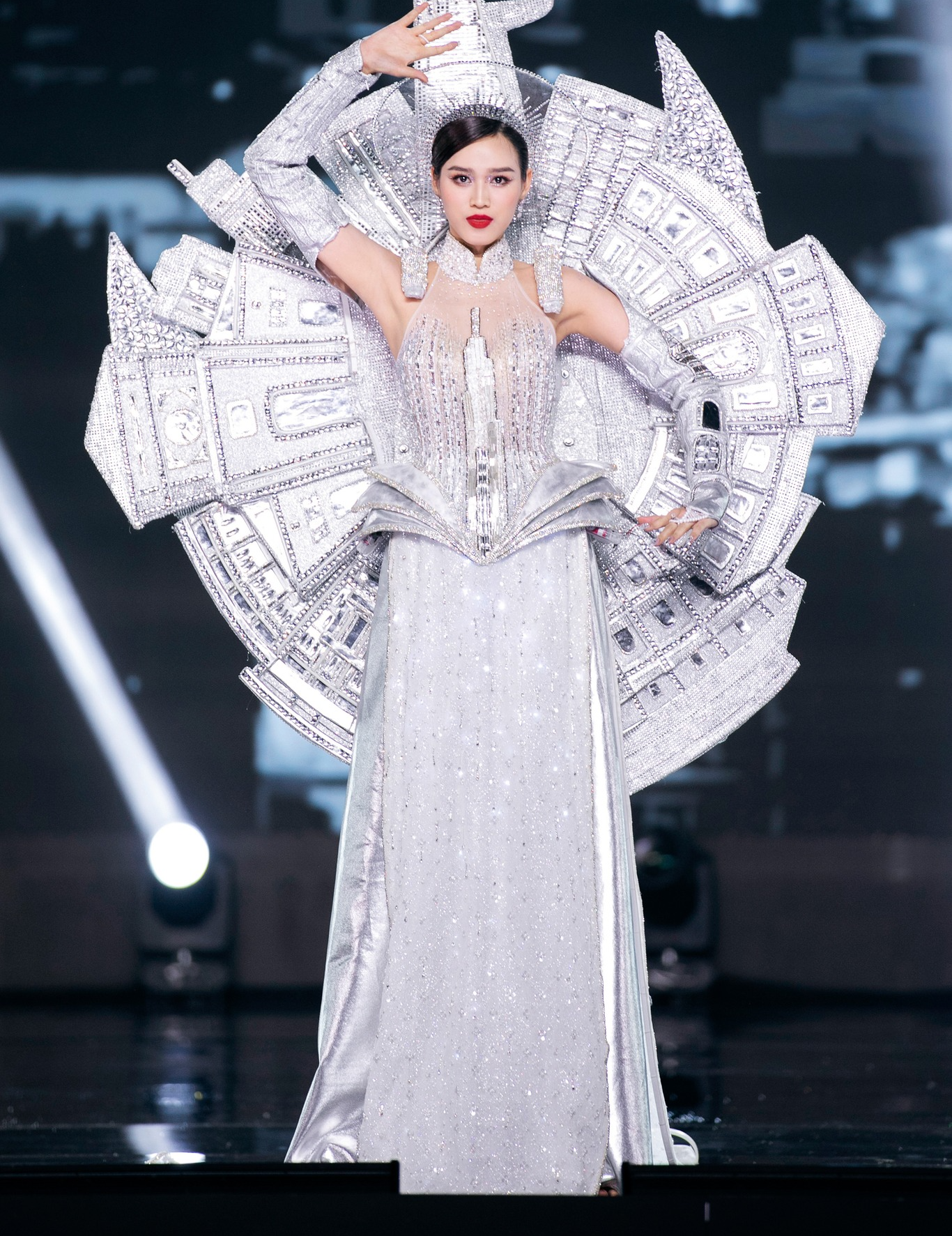 Phần thi trang phục dân tộc Miss Grand Vietnam 2023: Đỗ Thị Hà, Á hậu Đào Thị Hiền nổi bật nhất? - Ảnh 8.
