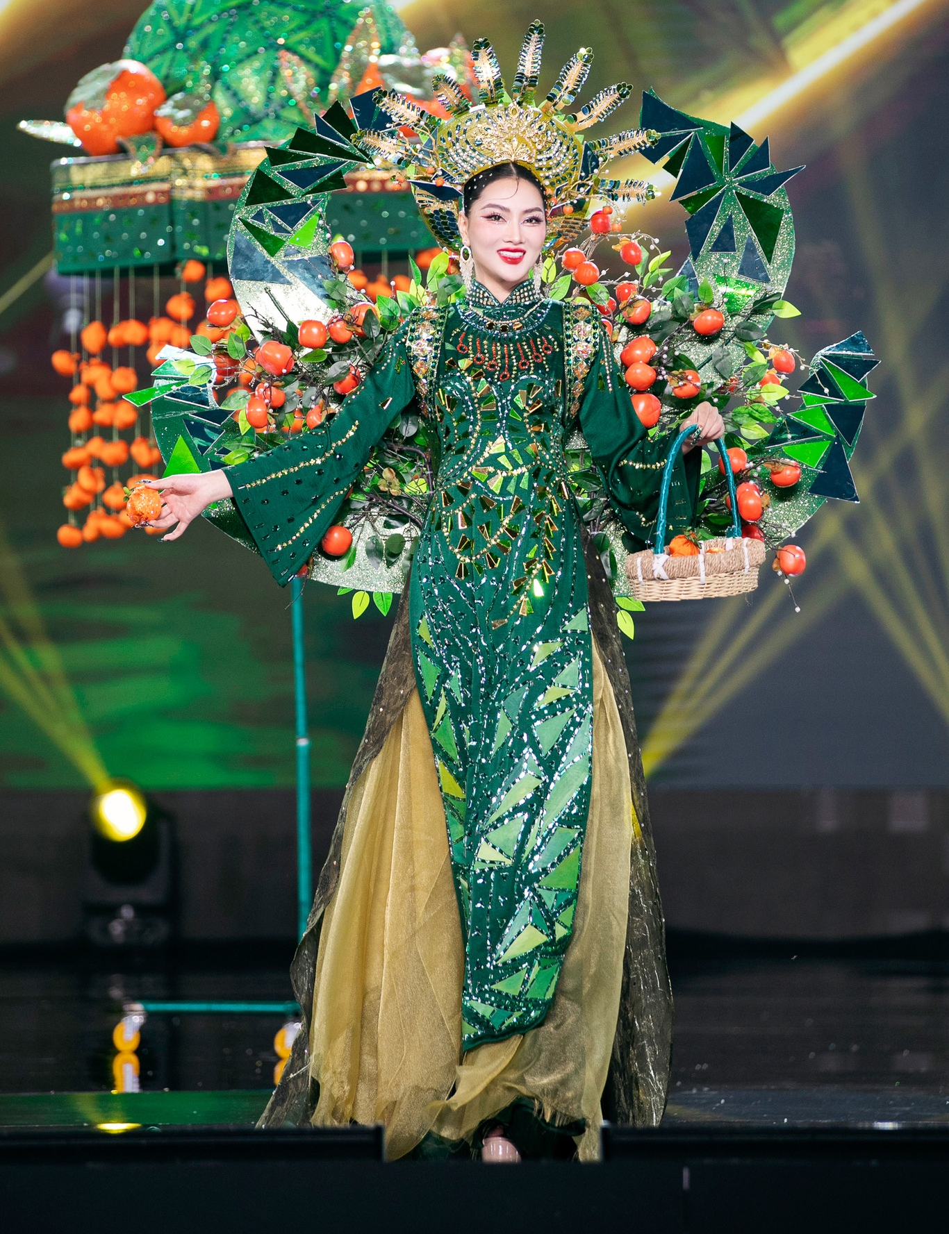 Phần thi trang phục dân tộc Miss Grand Vietnam 2023: Đỗ Thị Hà, Á hậu Đào Thị Hiền nổi bật nhất? - Ảnh 14.