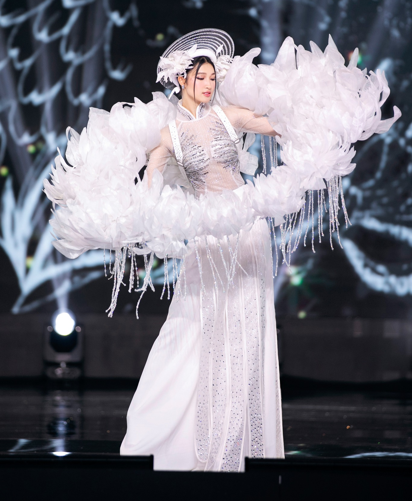 Phần thi trang phục dân tộc Miss Grand Vietnam 2023: Đỗ Thị Hà, Á hậu Đào Thị Hiền nổi bật nhất? - Ảnh 5.