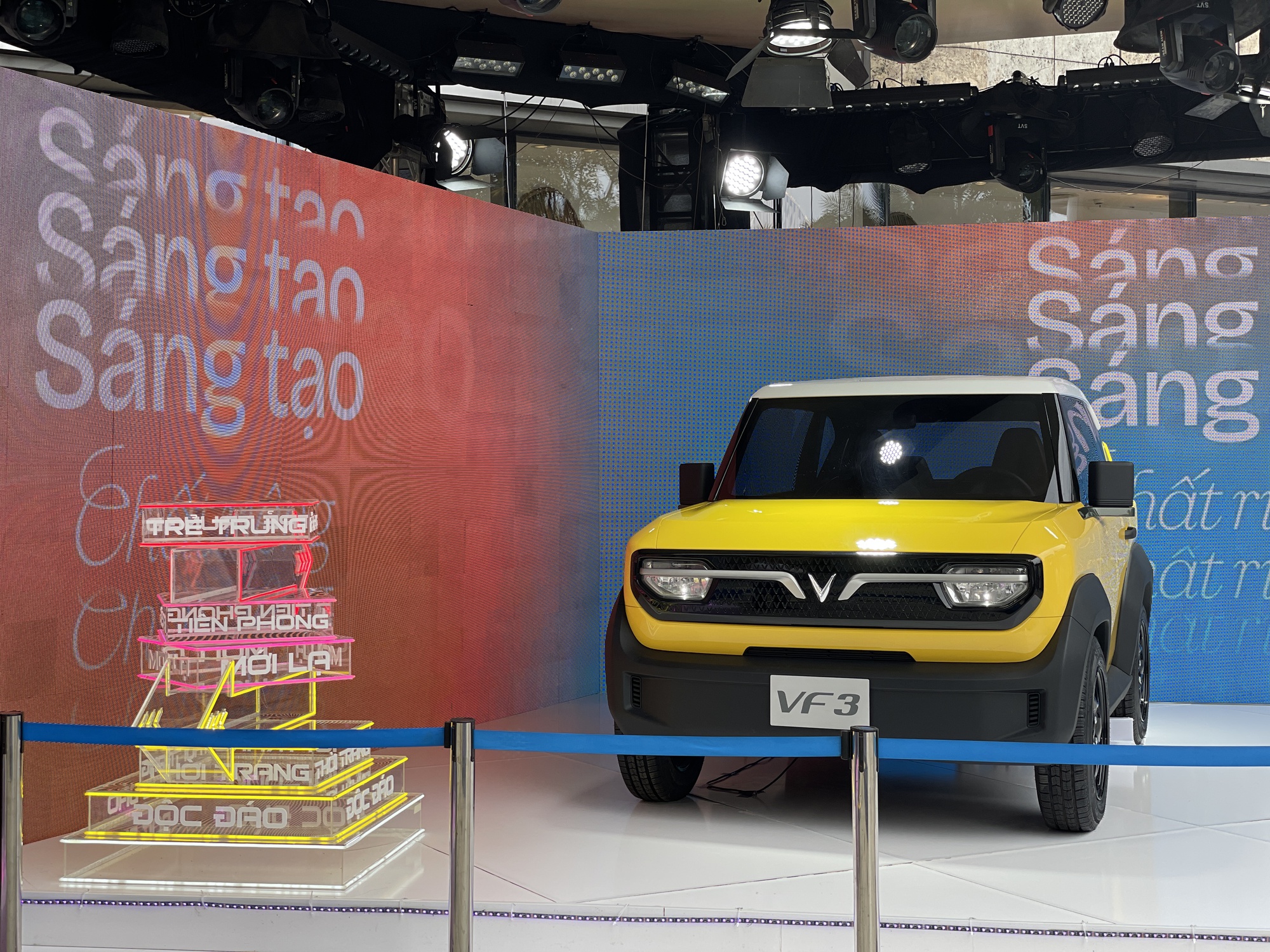Cận cảnh chiếc xe điện VinFast VF3 siêu nhỏ, màu vàng “cực cháy” ở TP.HCM - Ảnh 3.