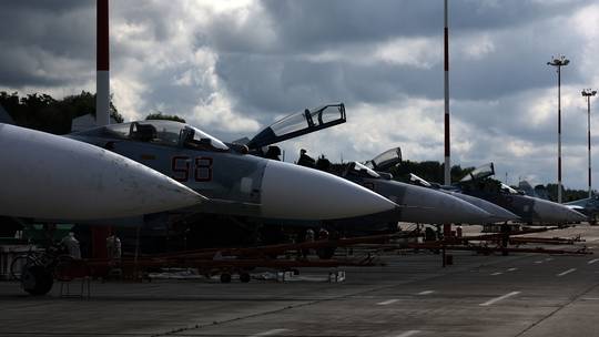Ukraine tấn công sân bay quân sự Nga; Moscow cảnh báo Ukraine đối mặt với 'tương lai nghiệt ngã - Ảnh 1.