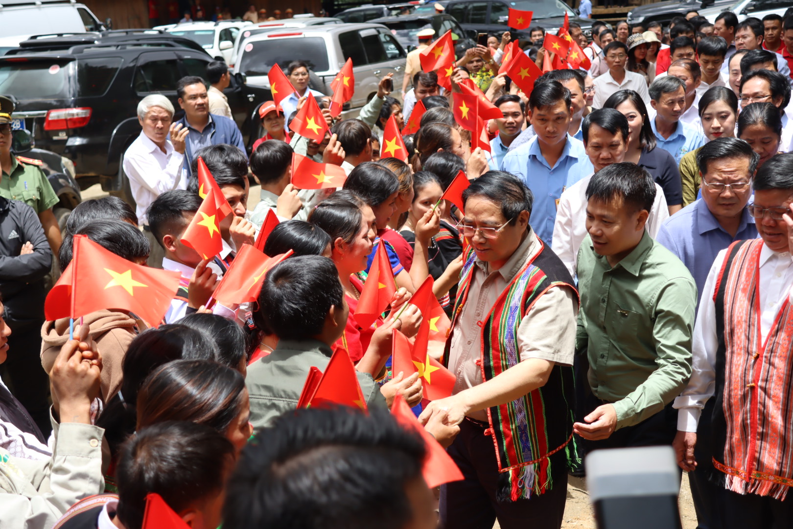 Thủ tướng Phạm Minh Chính tặng sâm Ngọc Linh giống cho hộ nghèo ở Kon Tum - Ảnh 1.