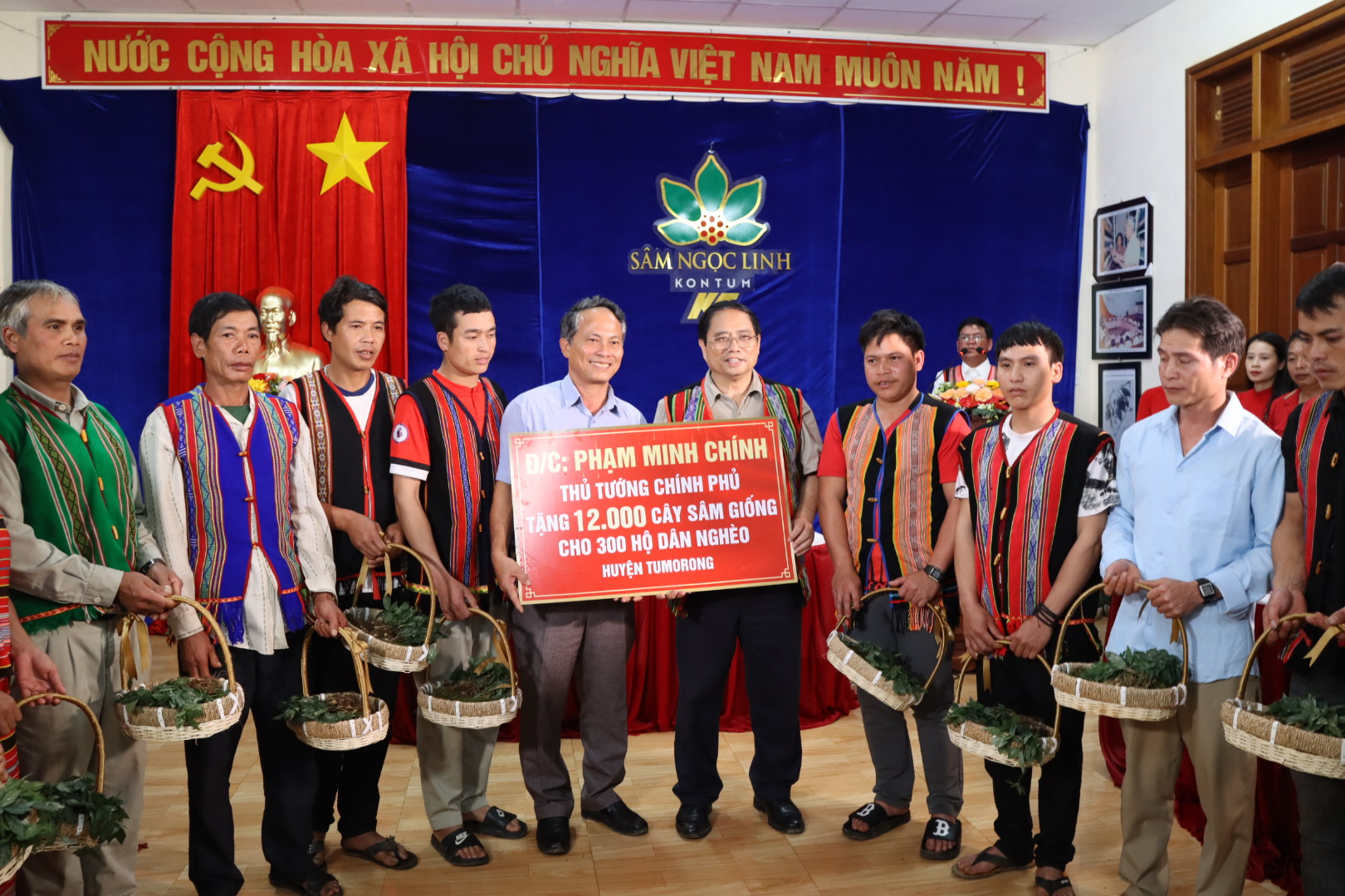 Thủ tướng Phạm Minh Chính tặng sâm Ngọc Linh giống cho hộ nghèo ở Kon Tum - Ảnh 3.