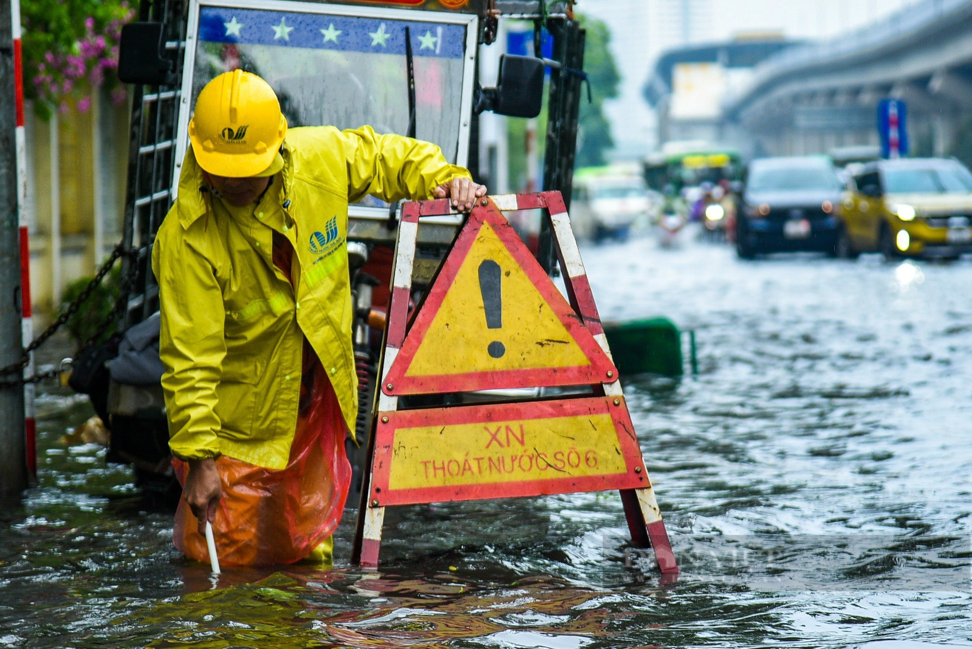 Cận cảnh những điểm đen ở Hà Nội hễ mưa lớn là ngập - Ảnh 10.