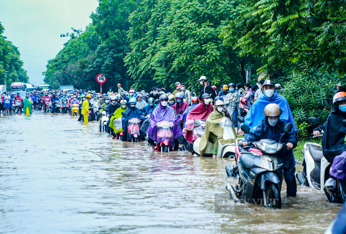 Cận cảnh những điểm đen ở Hà Nội hễ mưa lớn là ngập - Ảnh 13.