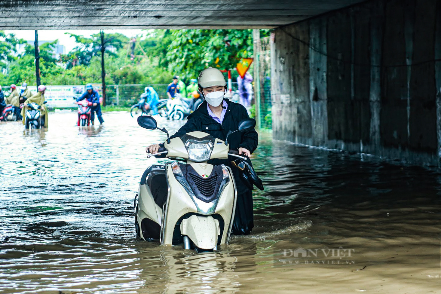 Cận cảnh những điểm đen ở Hà Nội hễ mưa lớn là ngập - Ảnh 14.