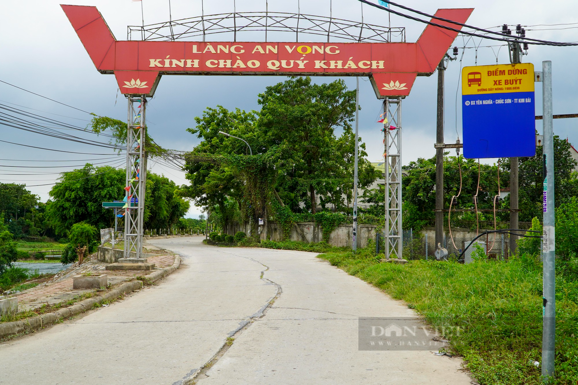 Cựu chiến binh tự dựng hàng chục nhà chờ xe buýt ở ngoại thành Hà Nội - Ảnh 1.