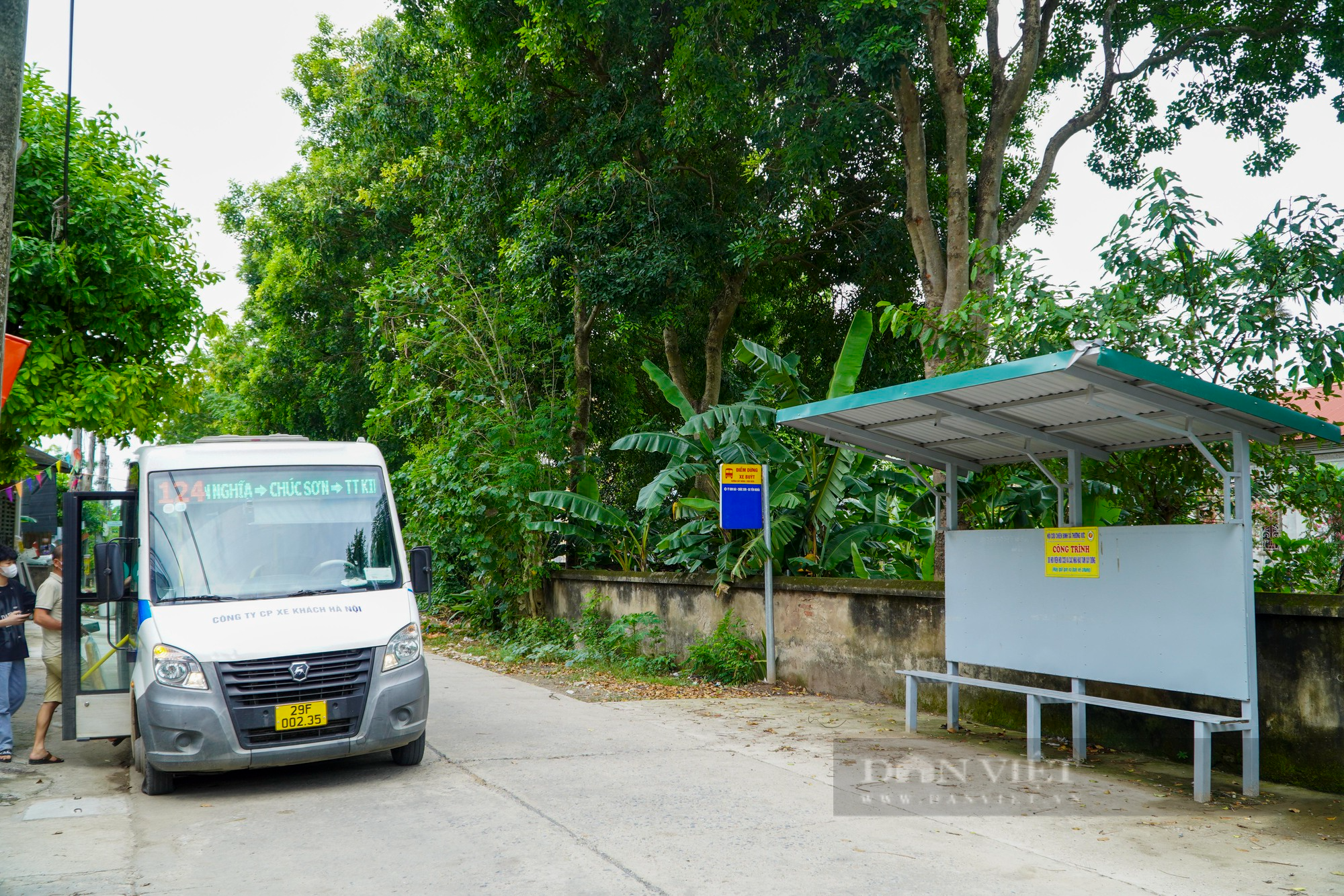 Cựu chiến binh tự dựng hàng chục nhà chờ xe buýt ở ngoại thành Hà Nội - Ảnh 2.