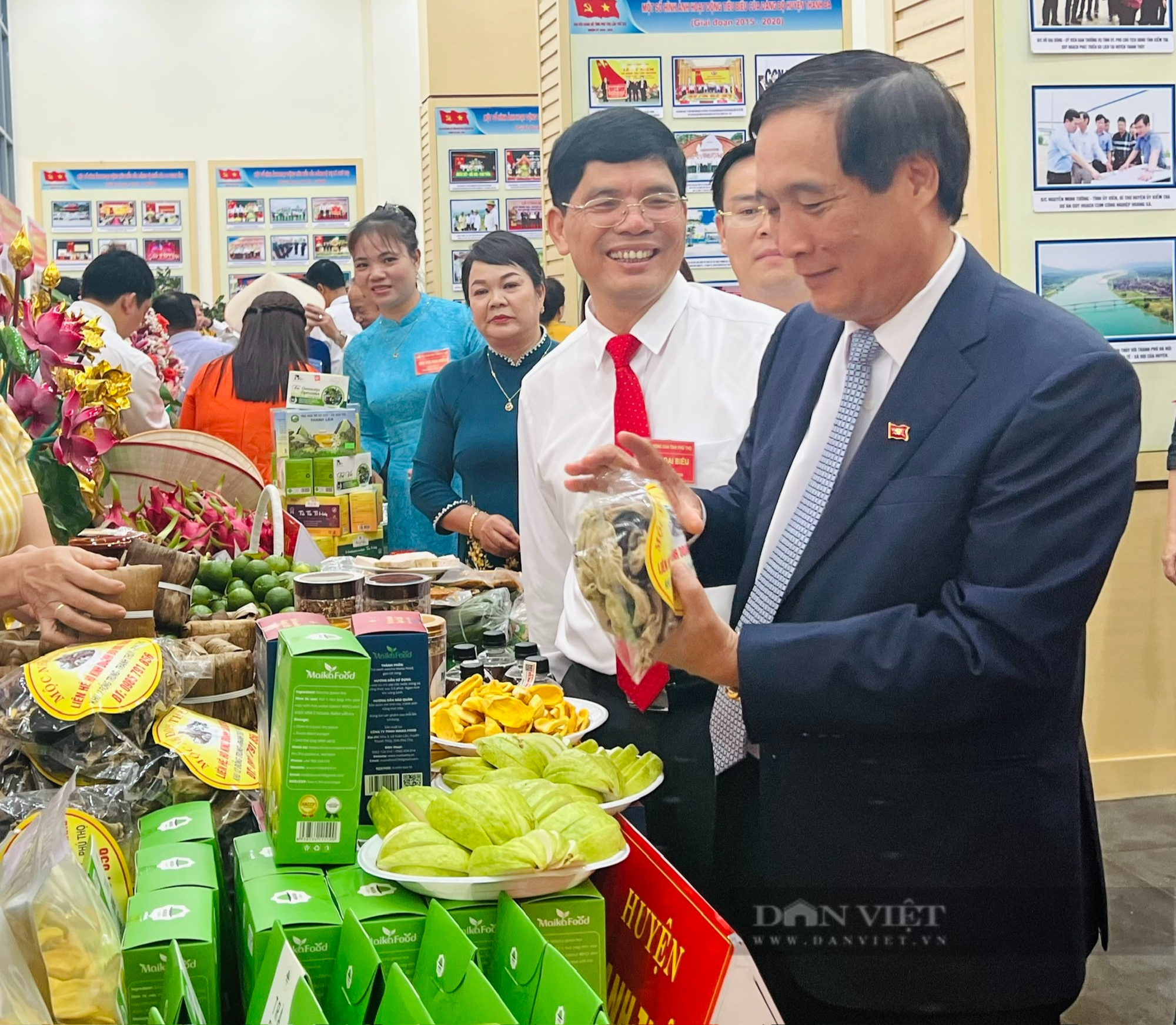 Đại biểu “say” đặc sản OCOP chè xanh, gà cựa, rau sắn, mỳ gạo tại Đại hội Nông dân tỉnh Phú Thọ  - Ảnh 3.